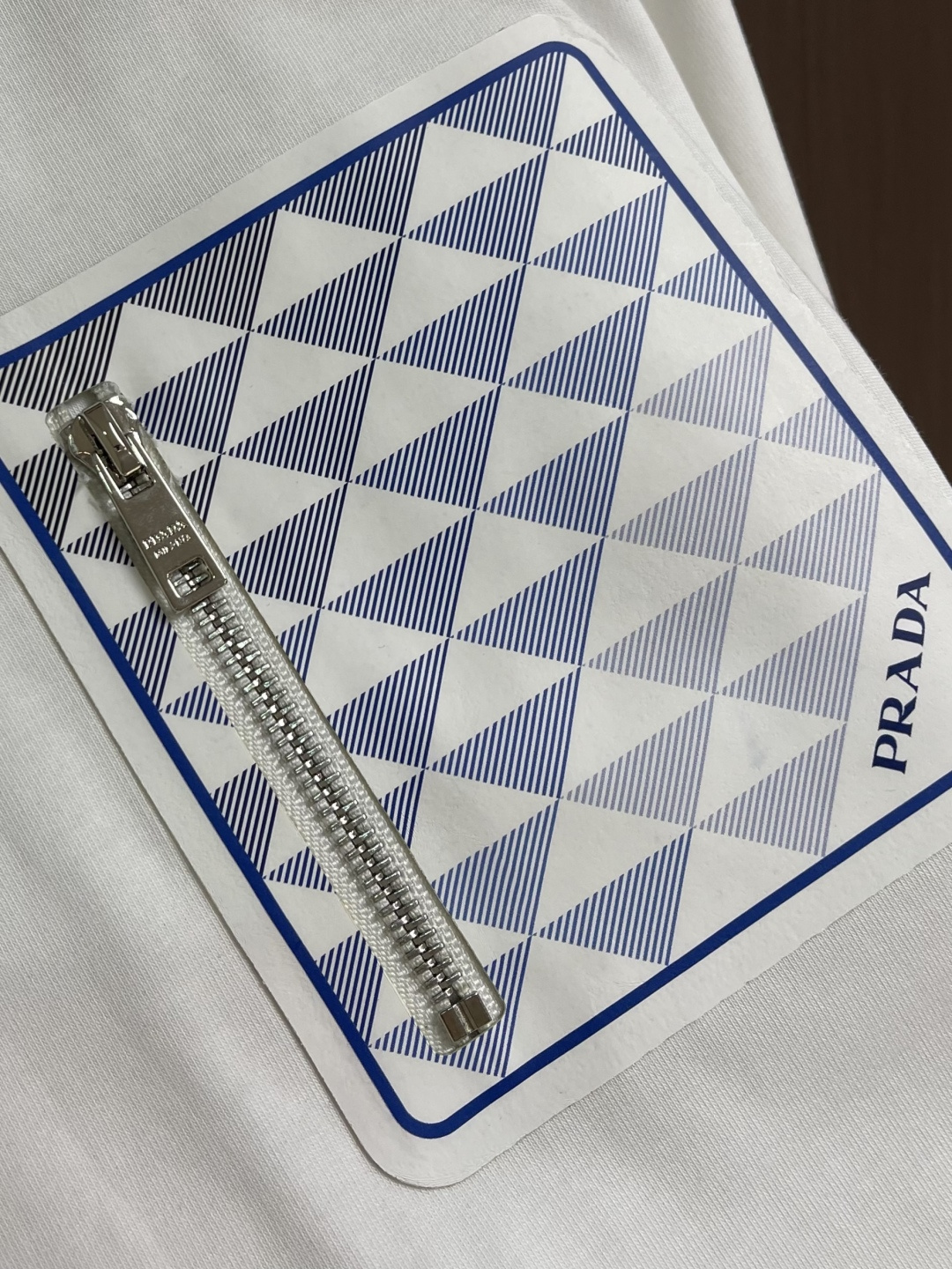 Prada 胶印口袋短袖T恤，平纹针织T恤秉承品牌简约而华美的理念，已然演变为一种态度，一种重释基础单品
