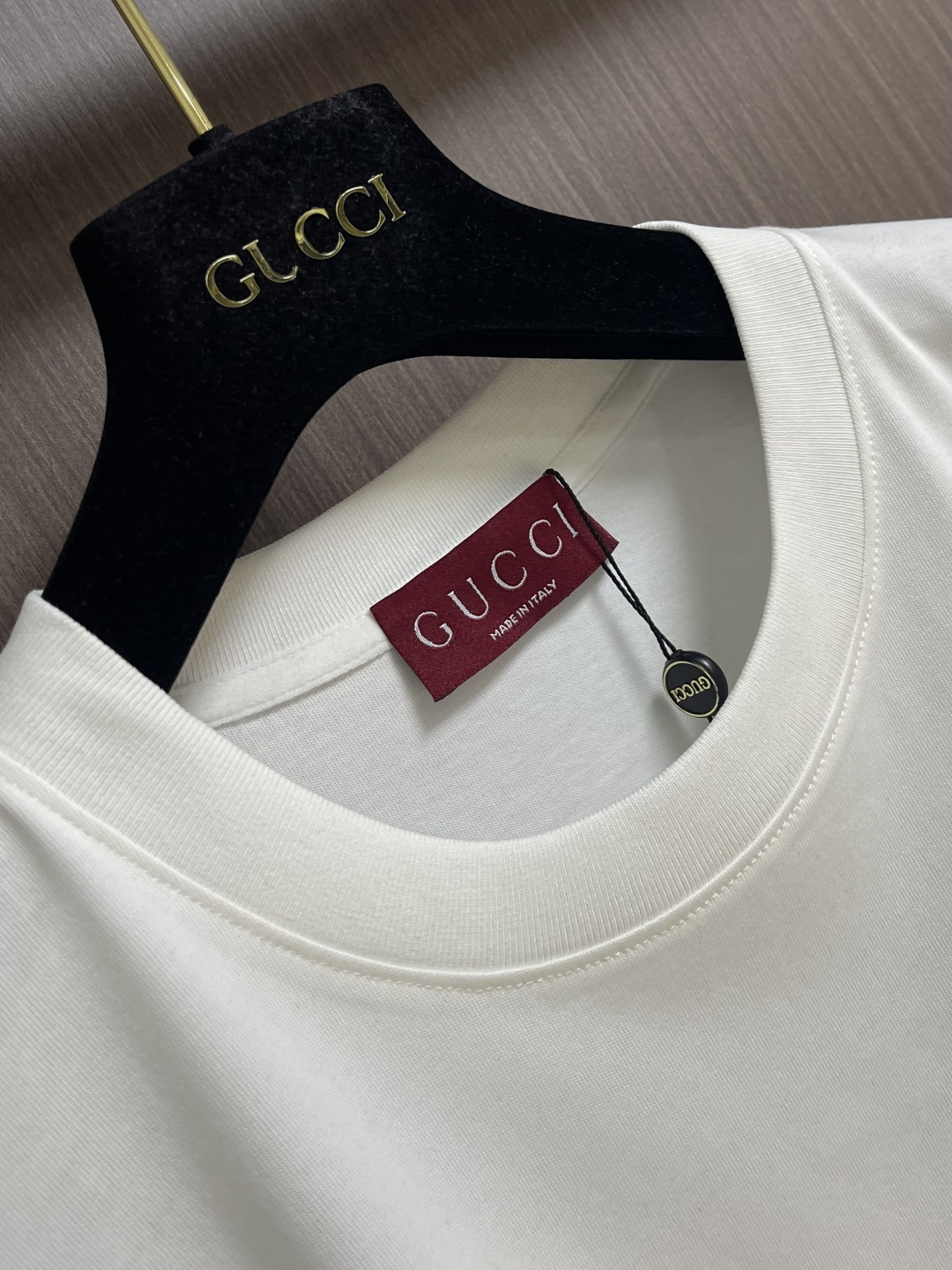 GUCCI 2026ss春夏新品圆领短袖T恤，100％全棉300g面料，柔软亲肤，挺阔有垂坠感。四线密边