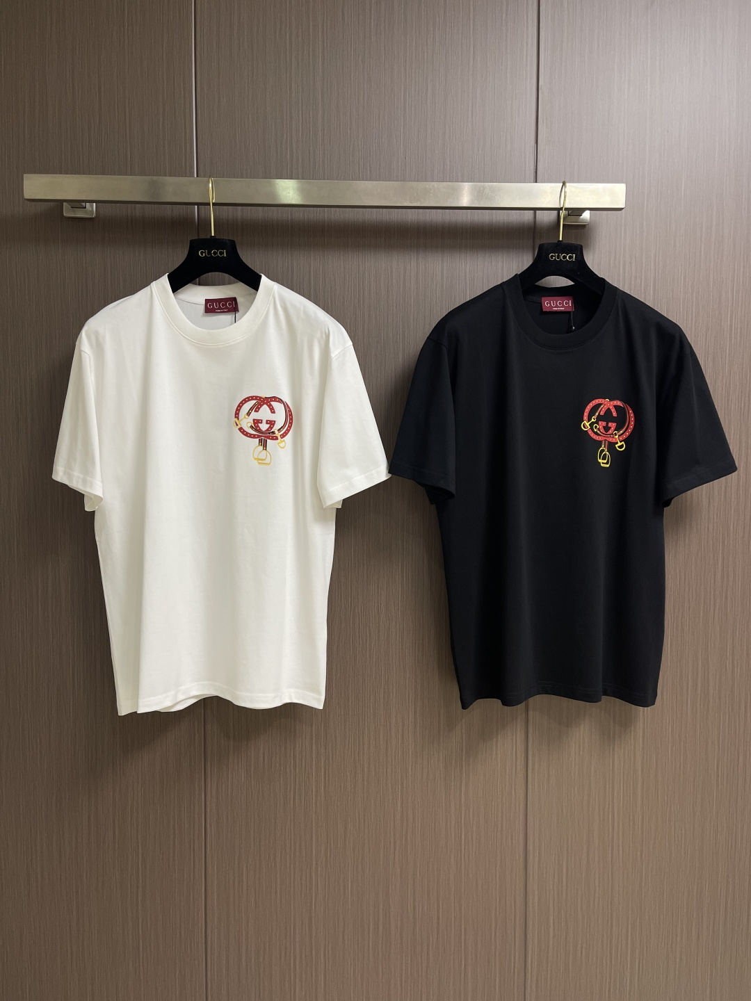 GUCCI 2026ss春夏新品圆领短袖T恤，100％全棉300g面料，柔软亲肤，挺阔有垂坠感。四线密边