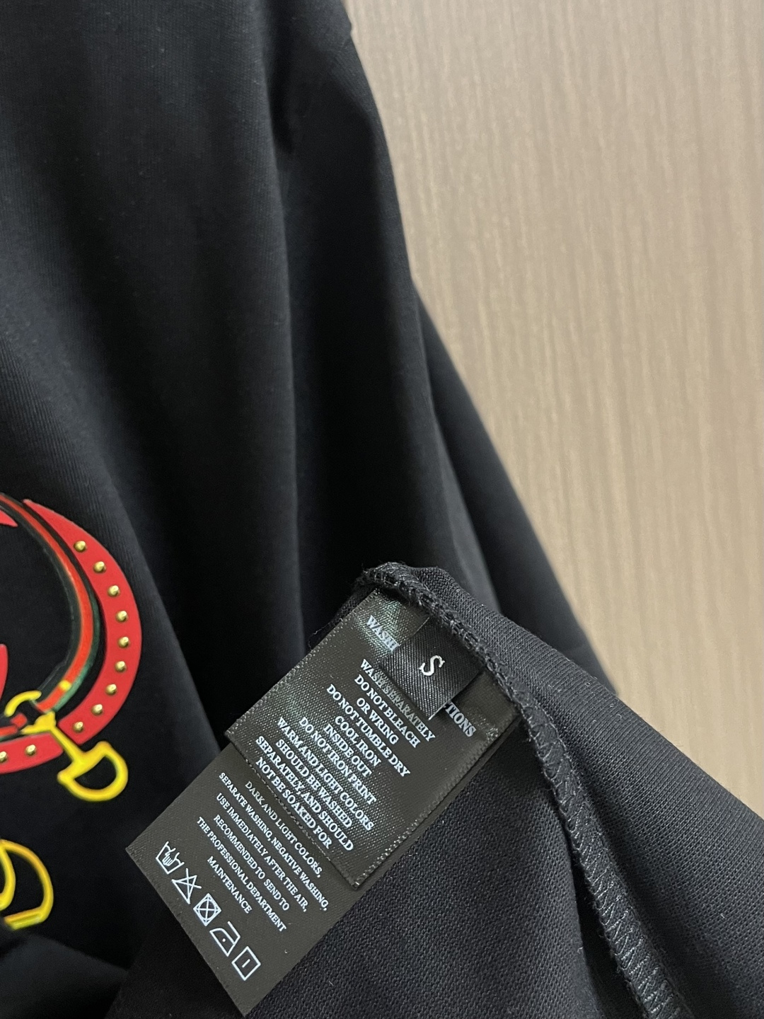 GUCCI 2026ss春夏新品圆领短袖T恤，100％全棉300g面料，柔软亲肤，挺阔有垂坠感。四线密边
