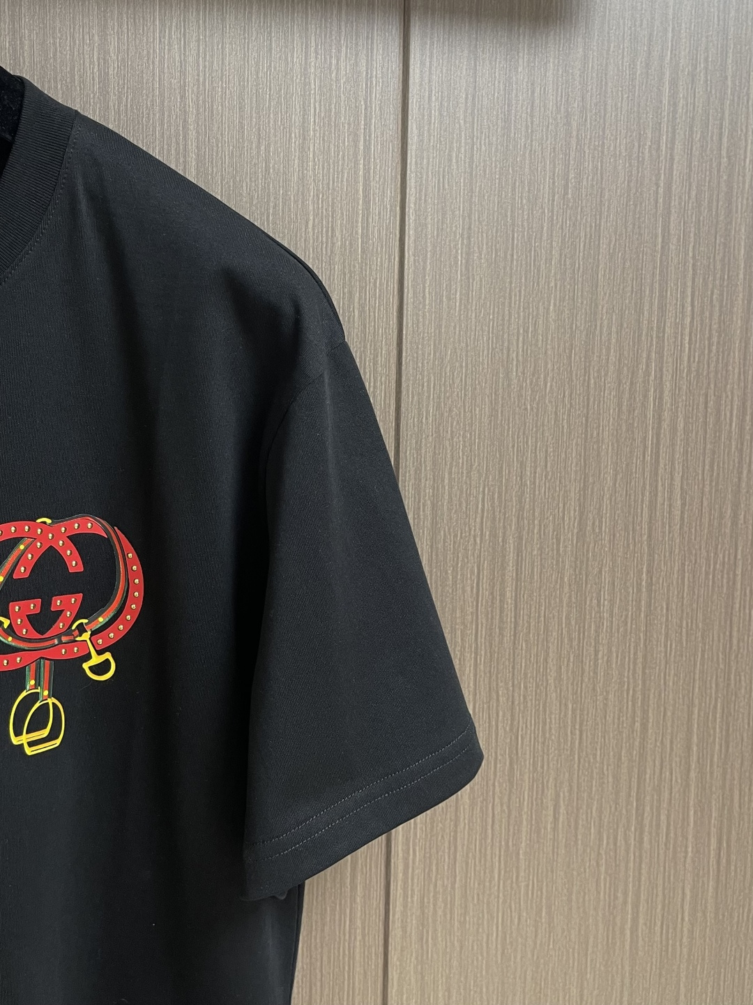 GUCCI 2026ss春夏新品圆领短袖T恤，100％全棉300g面料，柔软亲肤，挺阔有垂坠感。四线密边