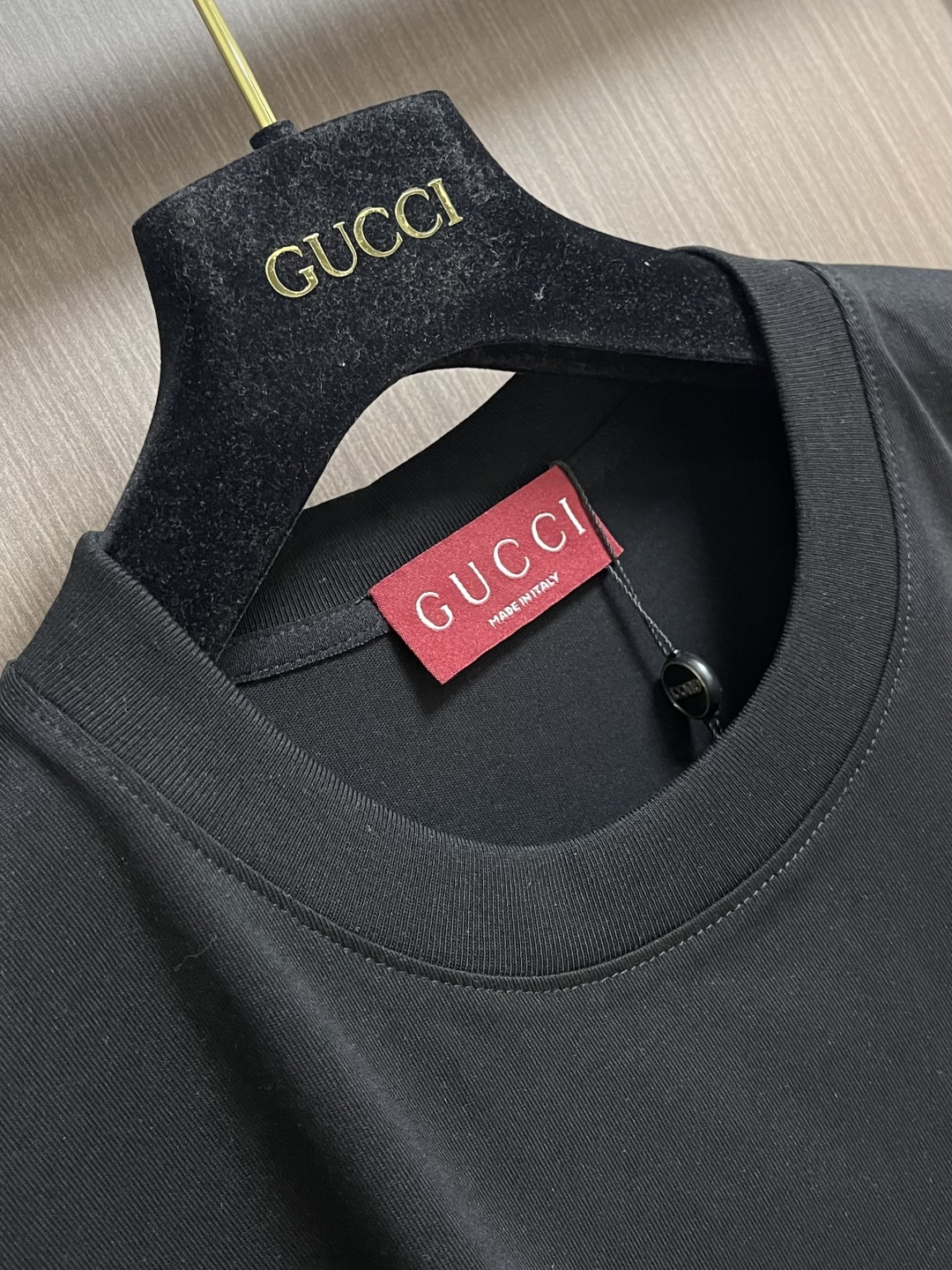 GUCCI 2026ss春夏新品圆领短袖T恤，100％全棉300g面料，柔软亲肤，挺阔有垂坠感。四线密边