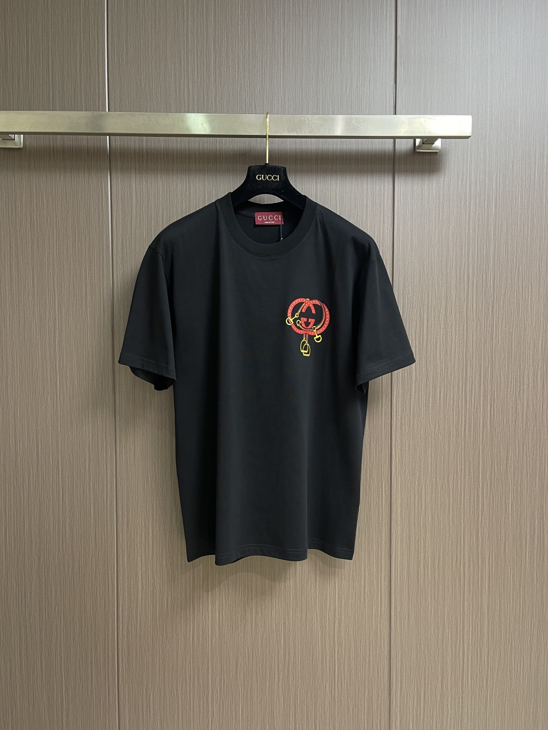 GUCCI 2026ss春夏新品圆领短袖T恤，100％全棉300g面料，柔软亲肤，挺阔有垂坠感。四线密边