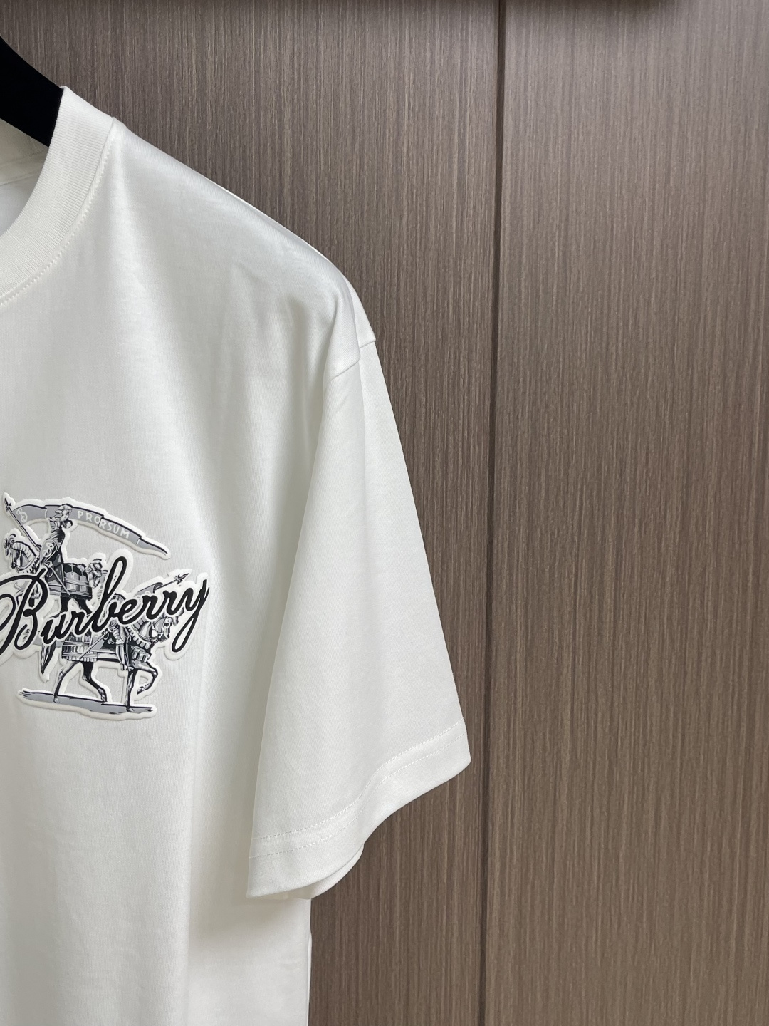 Burberry 2026SS早春新款战马印花圆领短袖T恤，客供高支弹力面料，平整匀称的针轻薄清爽，柔软