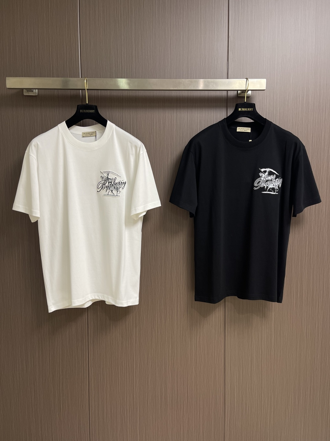Burberry 2026SS早春新款战马印花圆领短袖T恤，客供高支弹力面料，平整匀称的针轻薄清爽，柔软