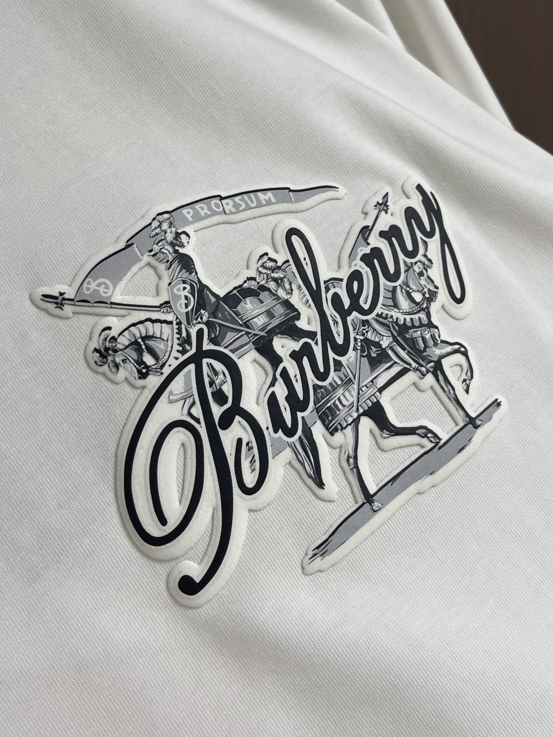 Burberry 2026SS早春新款战马印花圆领短袖T恤，客供高支弹力面料，平整匀称的针轻薄清爽，柔软