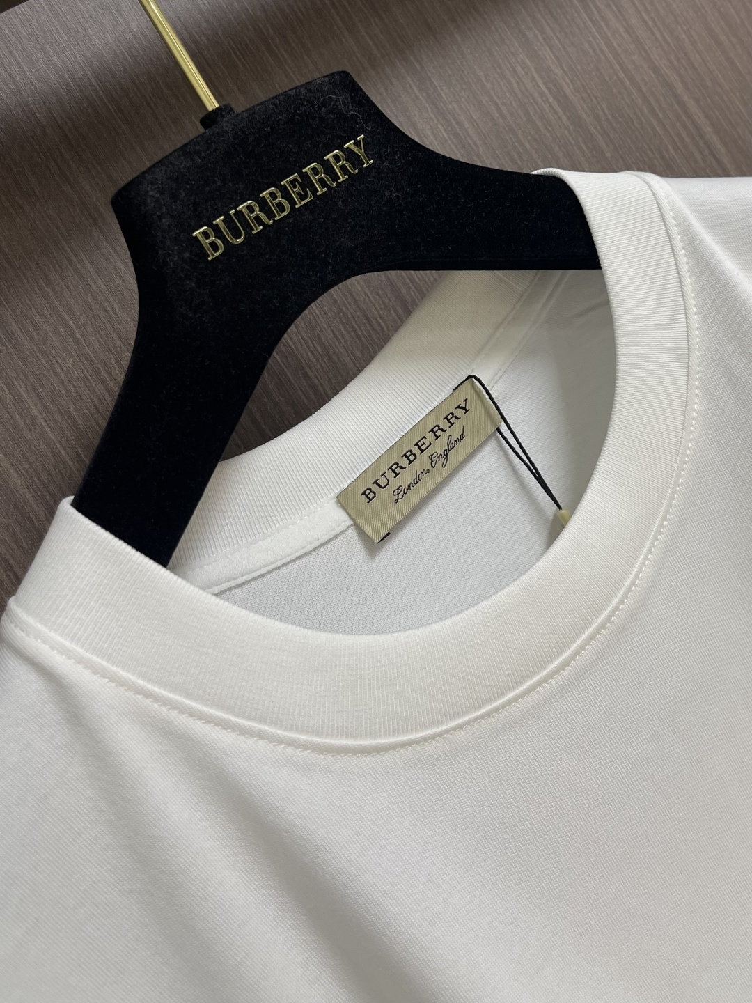 Burberry 2026SS早春新款战马印花圆领短袖T恤，客供高支弹力面料，平整匀称的针轻薄清爽，柔软
