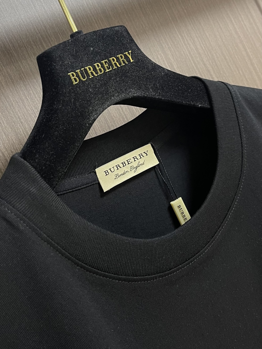 Burberry 2026SS早春新款战马印花圆领短袖T恤，客供高支弹力面料，平整匀称的针轻薄清爽，柔软