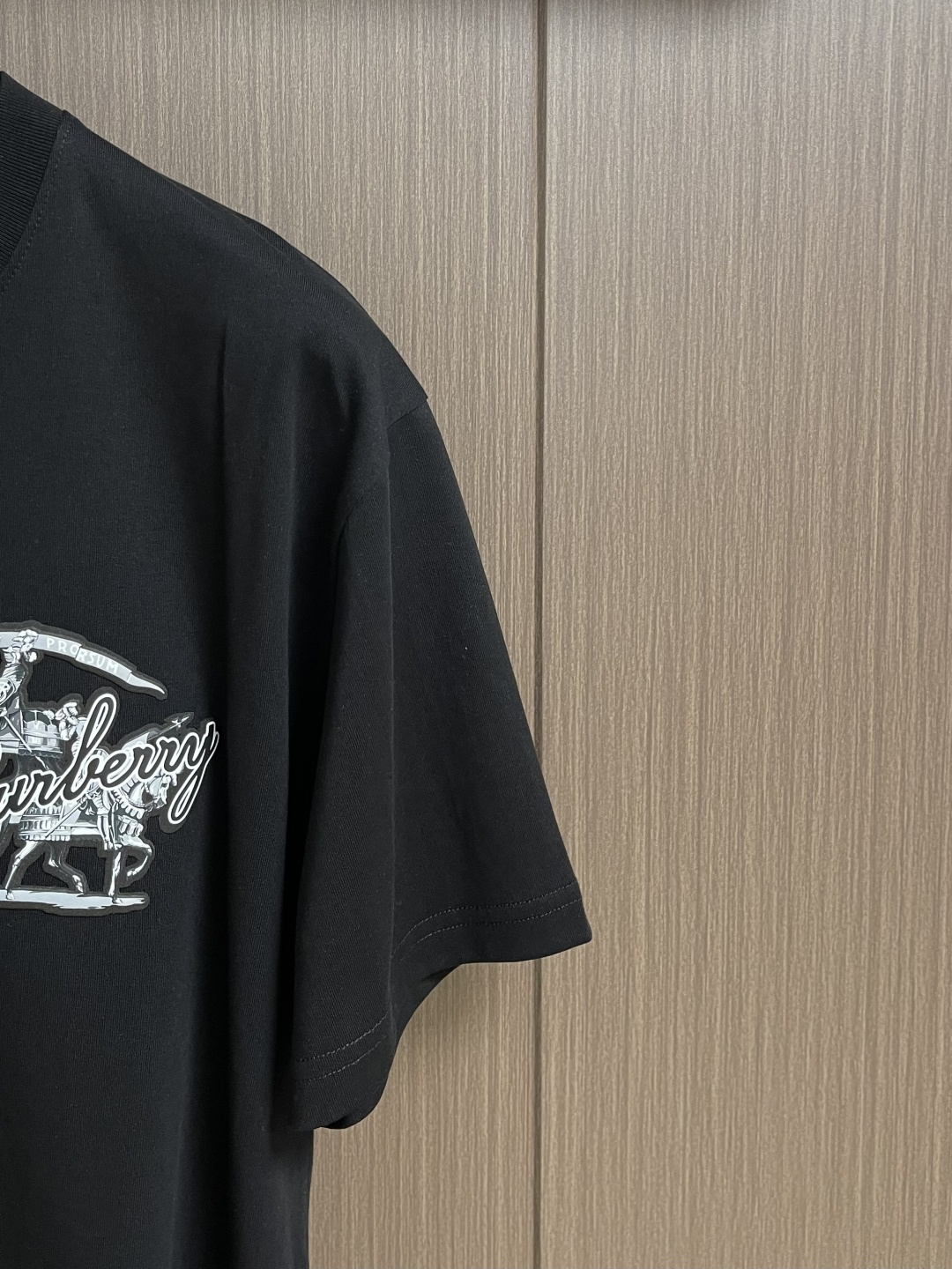 Burberry 2026SS早春新款战马印花圆领短袖T恤，客供高支弹力面料，平整匀称的针轻薄清爽，柔软