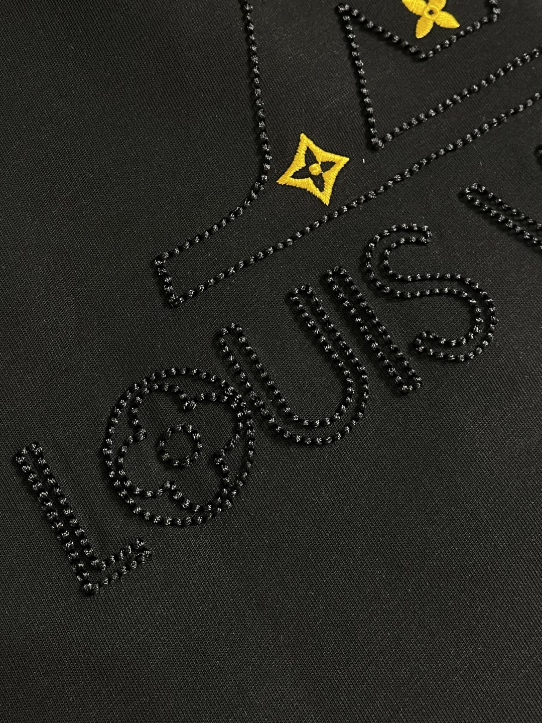 LV 2026SS早春串珠logo标识圆领短袖T恤，是男士衣橱中的必备单品，助您打造日常造型。它采用有机