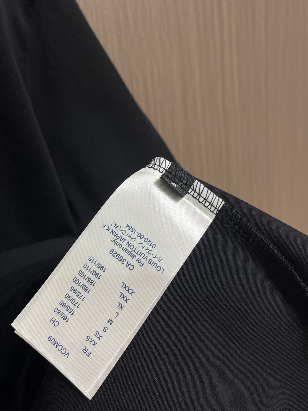 LV 2026SS早春串珠logo标识圆领短袖T恤，是男士衣橱中的必备单品，助您打造日常造型。它采用有机