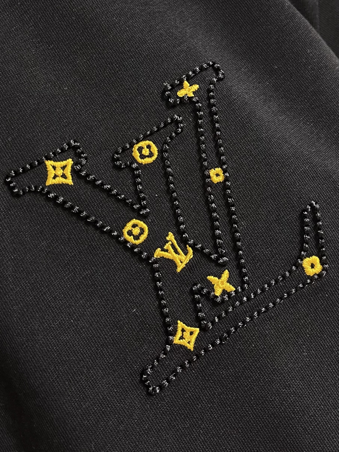 LV 2026SS早春串珠logo标识圆领短袖T恤，是男士衣橱中的必备单品，助您打造日常造型。它采用有机