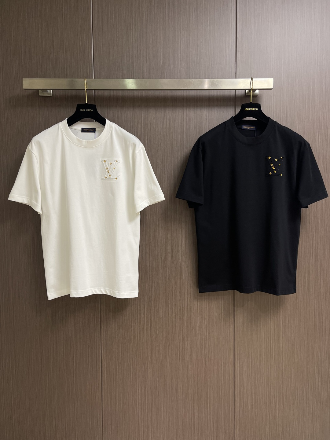 LV 2026SS早春串珠logo标识圆领短袖T恤，是男士衣橱中的必备单品，助您打造日常造型。它采用有机