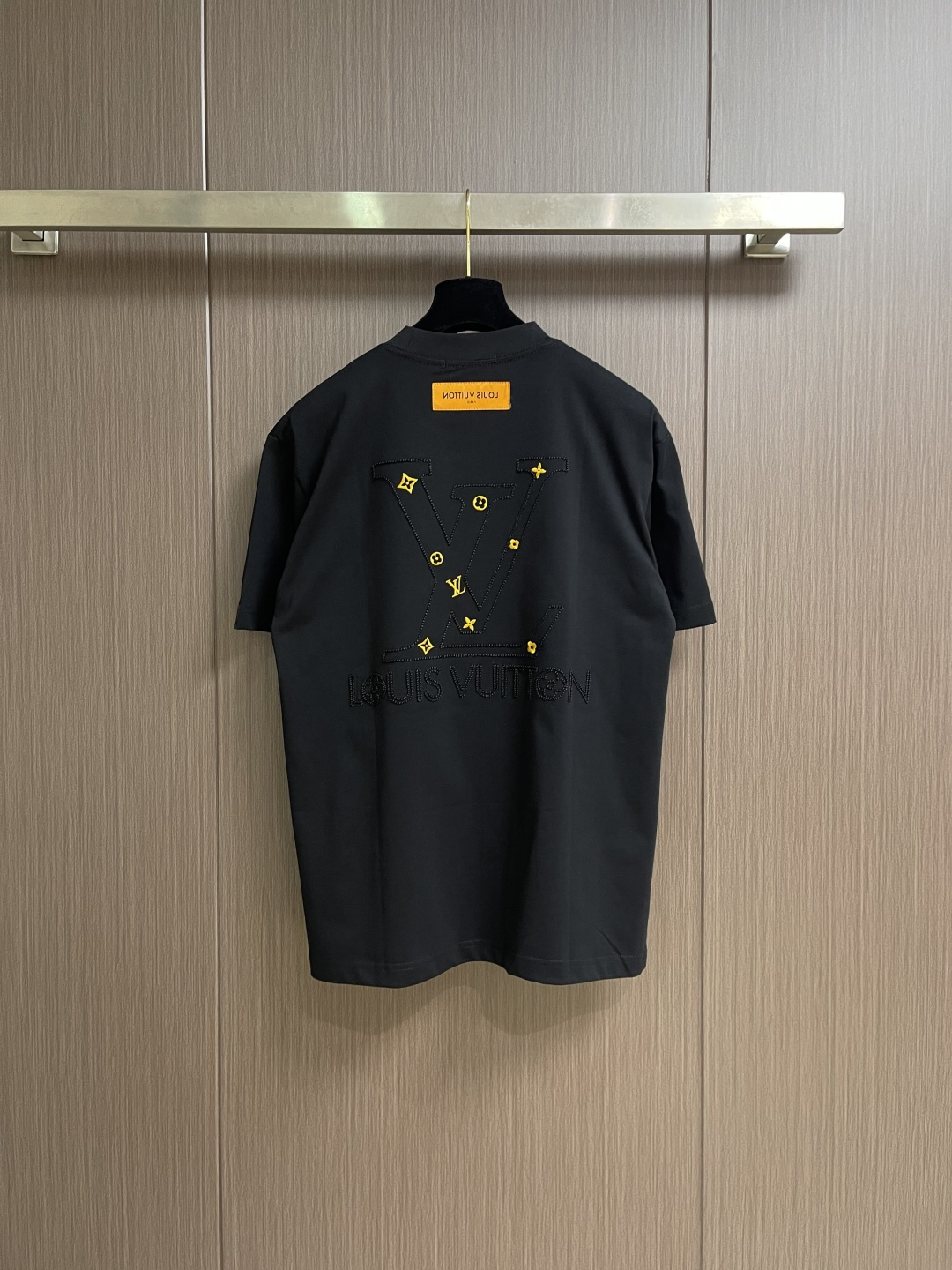 LV 2026SS早春串珠logo标识圆领短袖T恤，是男士衣橱中的必备单品，助您打造日常造型。它采用有机