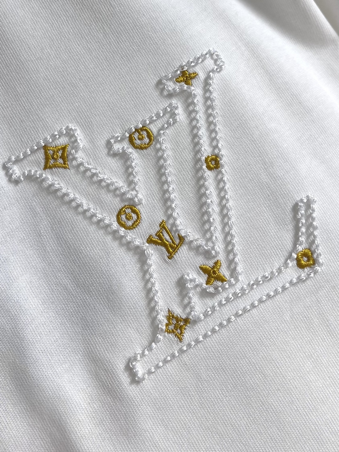LV 2026SS早春串珠logo标识圆领短袖T恤，是男士衣橱中的必备单品，助您打造日常造型。它采用有机