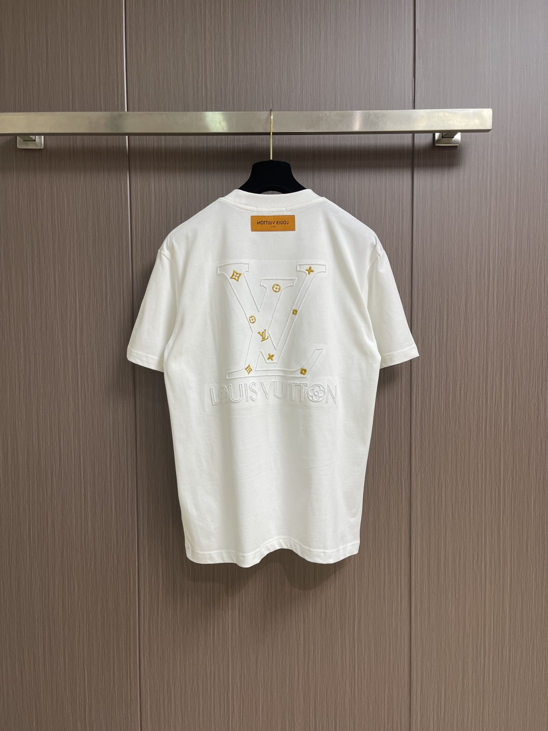 LV 2026SS早春串珠logo标识圆领短袖T恤，是男士衣橱中的必备单品，助您打造日常造型。它采用有机