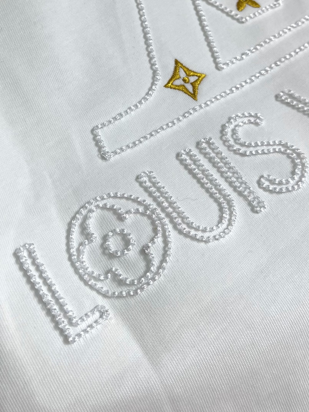 LV 2026SS早春串珠logo标识圆领短袖T恤，是男士衣橱中的必备单品，助您打造日常造型。它采用有机