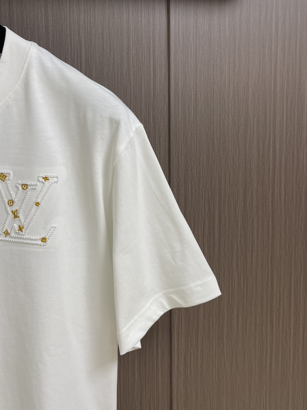 LV 2026SS早春串珠logo标识圆领短袖T恤，是男士衣橱中的必备单品，助您打造日常造型。它采用有机