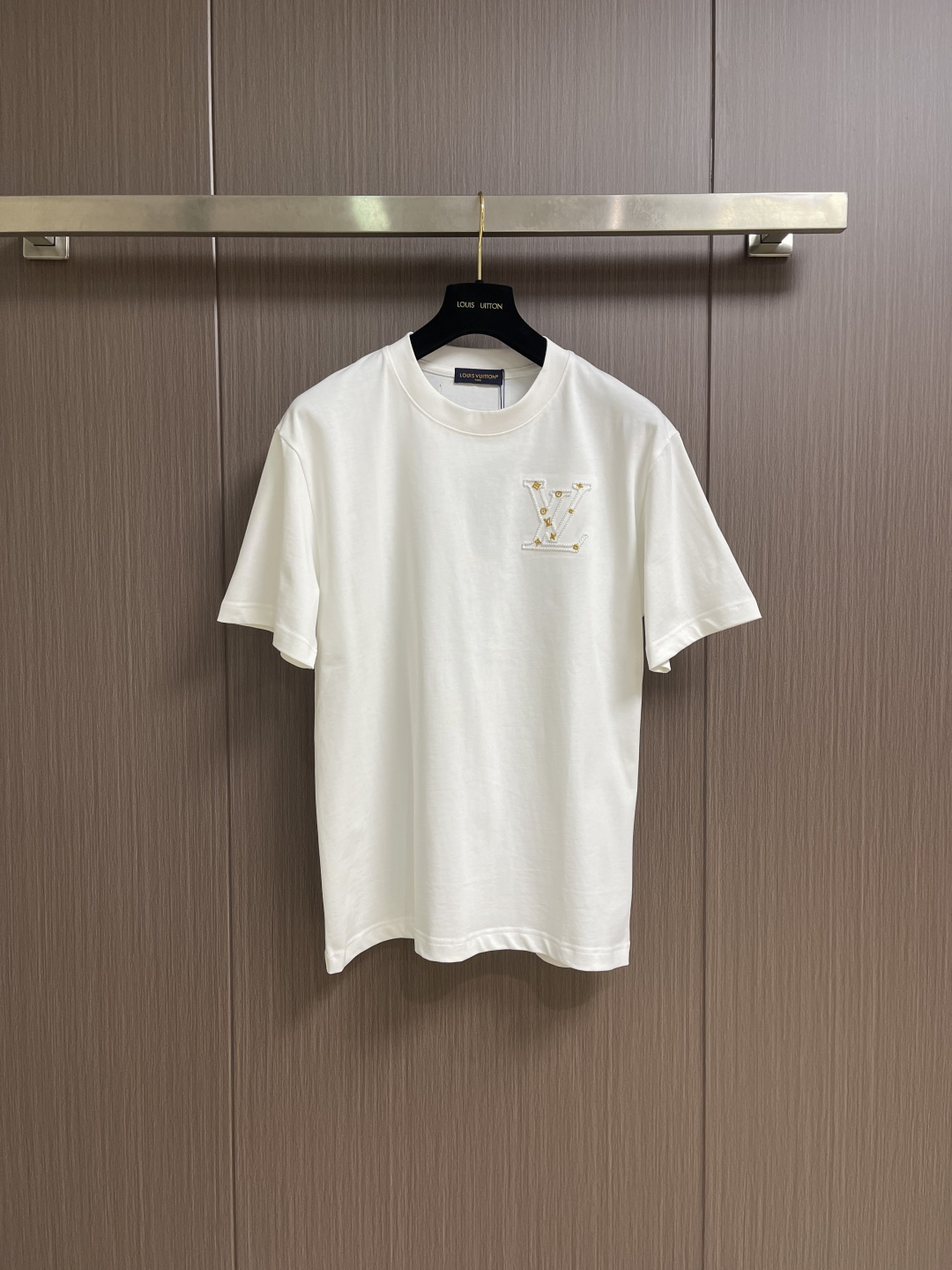 LV 2026SS早春串珠logo标识圆领短袖T恤，是男士衣橱中的必备单品，助您打造日常造型。它采用有机
