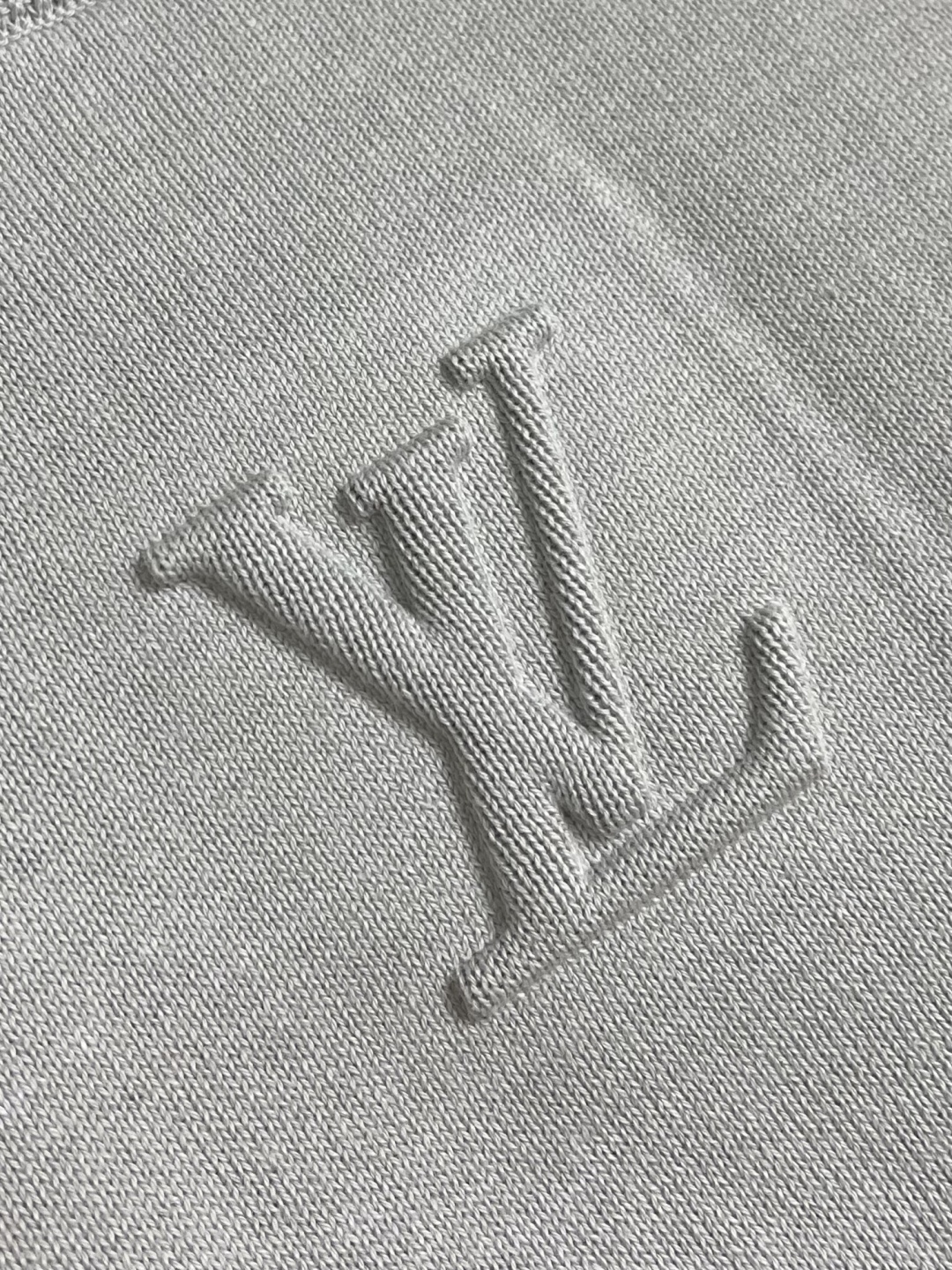 LV 字母浮雕标识拼色针织衫短袖T恤，本款LOUIS VUITTON拼色针织短袖精选高支精梳棉混纺纱线，