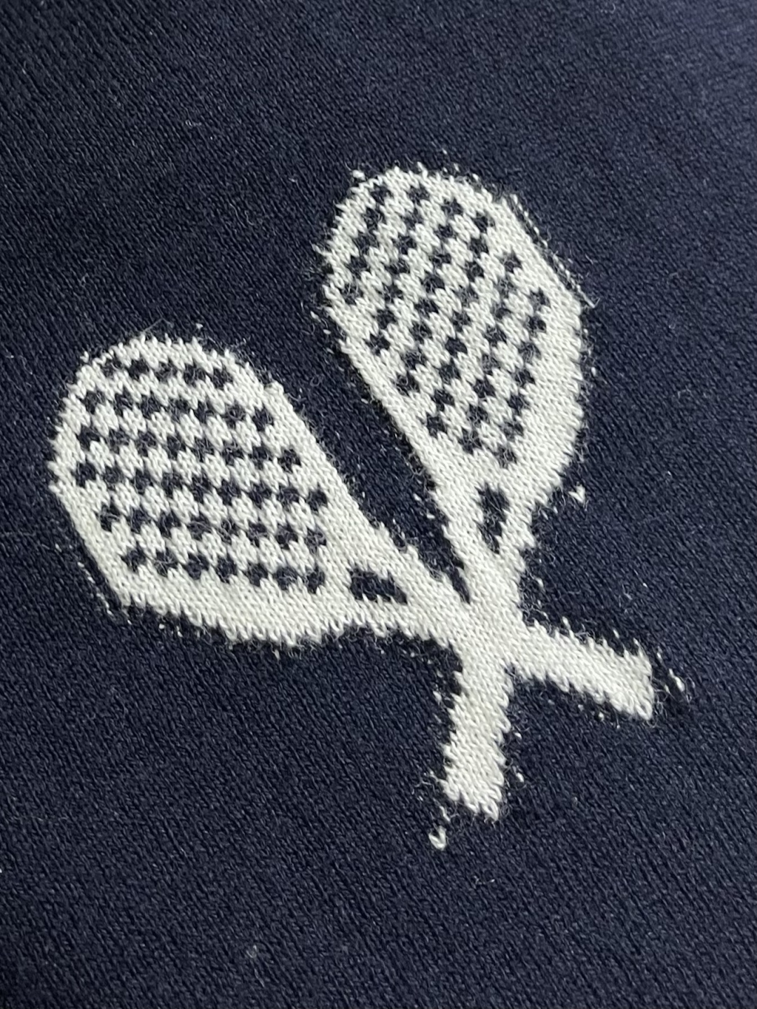 THOM BROWNE TB 网球拍嵌花条纹羊毛V领开衫针织毛衣，本品采用超细美利奴羊毛混纺纱线，以平针