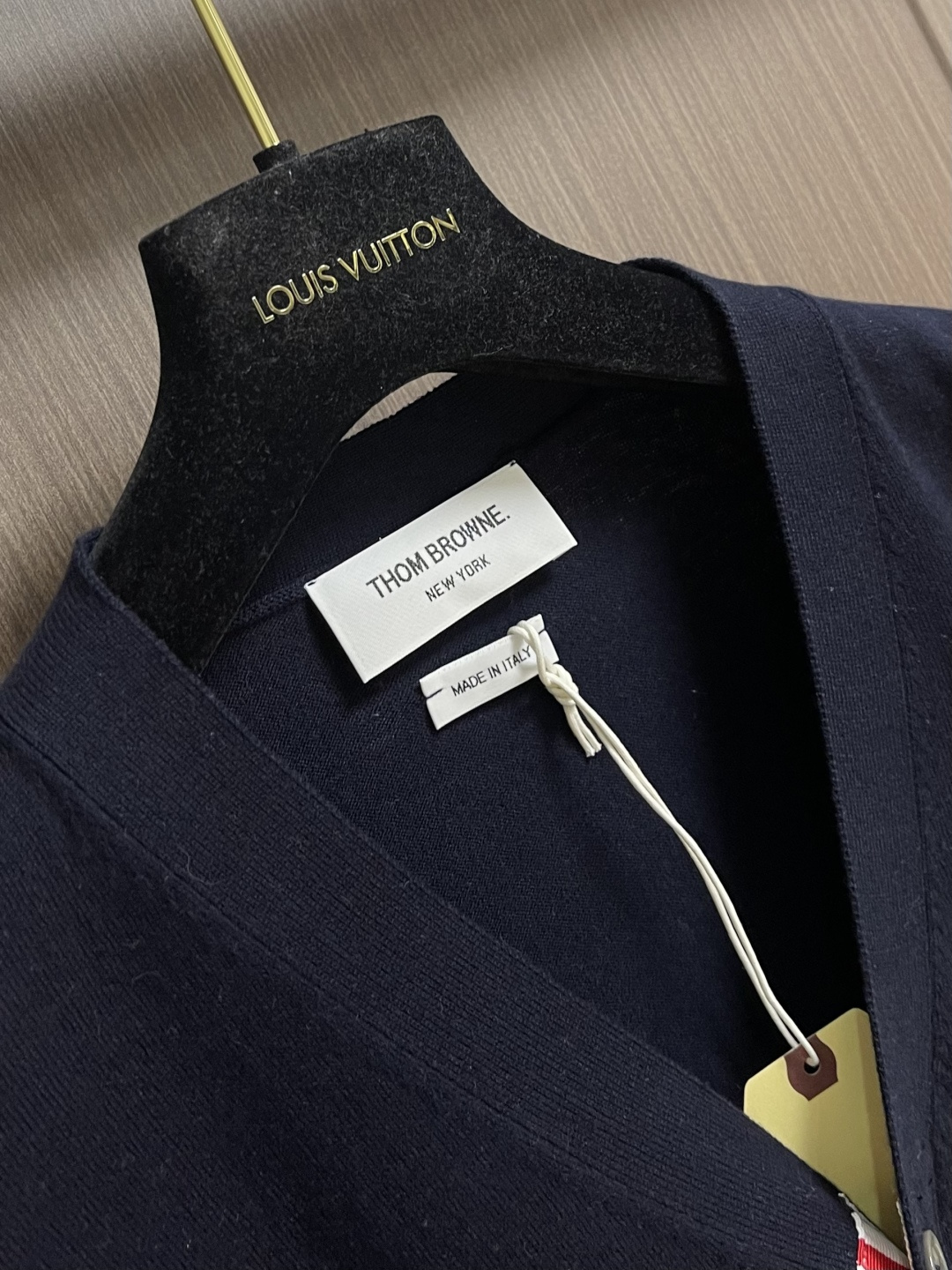 THOM BROWNE TB 网球拍嵌花条纹羊毛V领开衫针织毛衣，本品采用超细美利奴羊毛混纺纱线，以平针