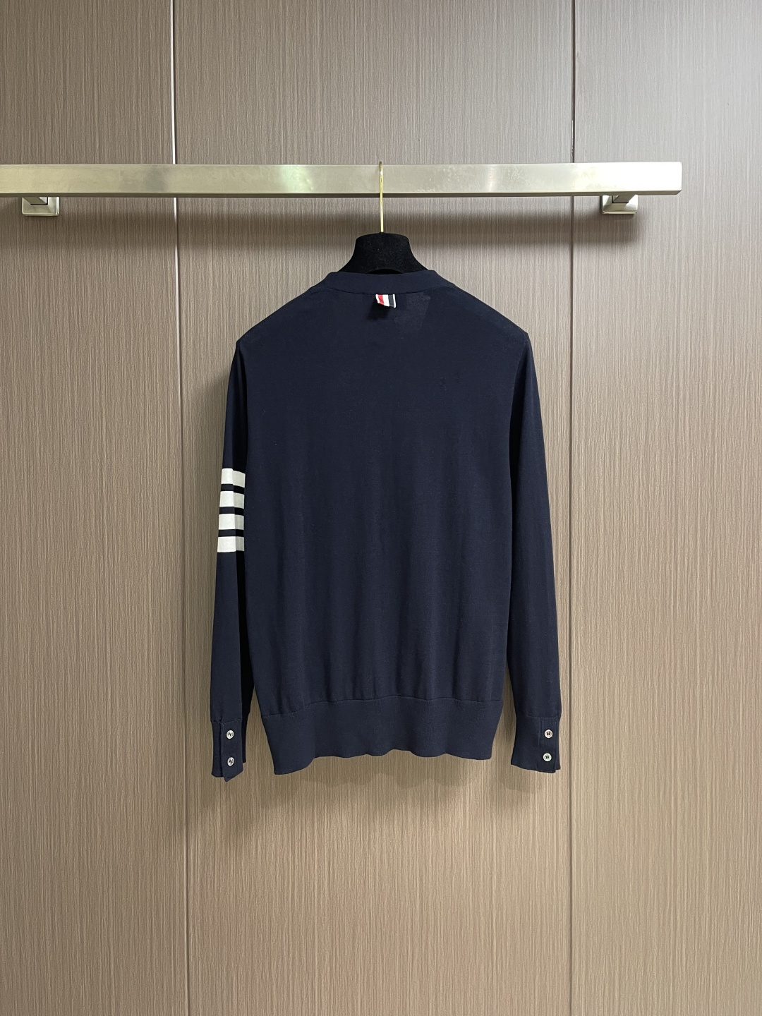 THOM BROWNE TB 网球拍嵌花条纹羊毛V领开衫针织毛衣，本品采用超细美利奴羊毛混纺纱线，以平针