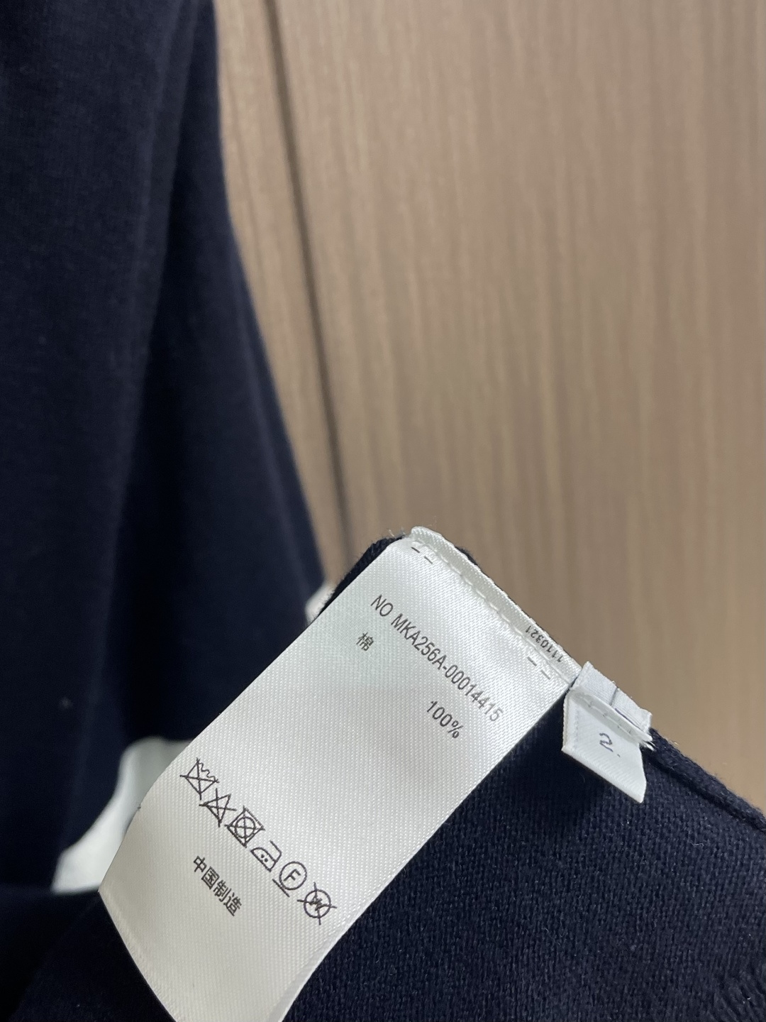 THOM BROWNE TB 网球拍嵌花条纹羊毛V领开衫针织毛衣，本品采用超细美利奴羊毛混纺纱线，以平针