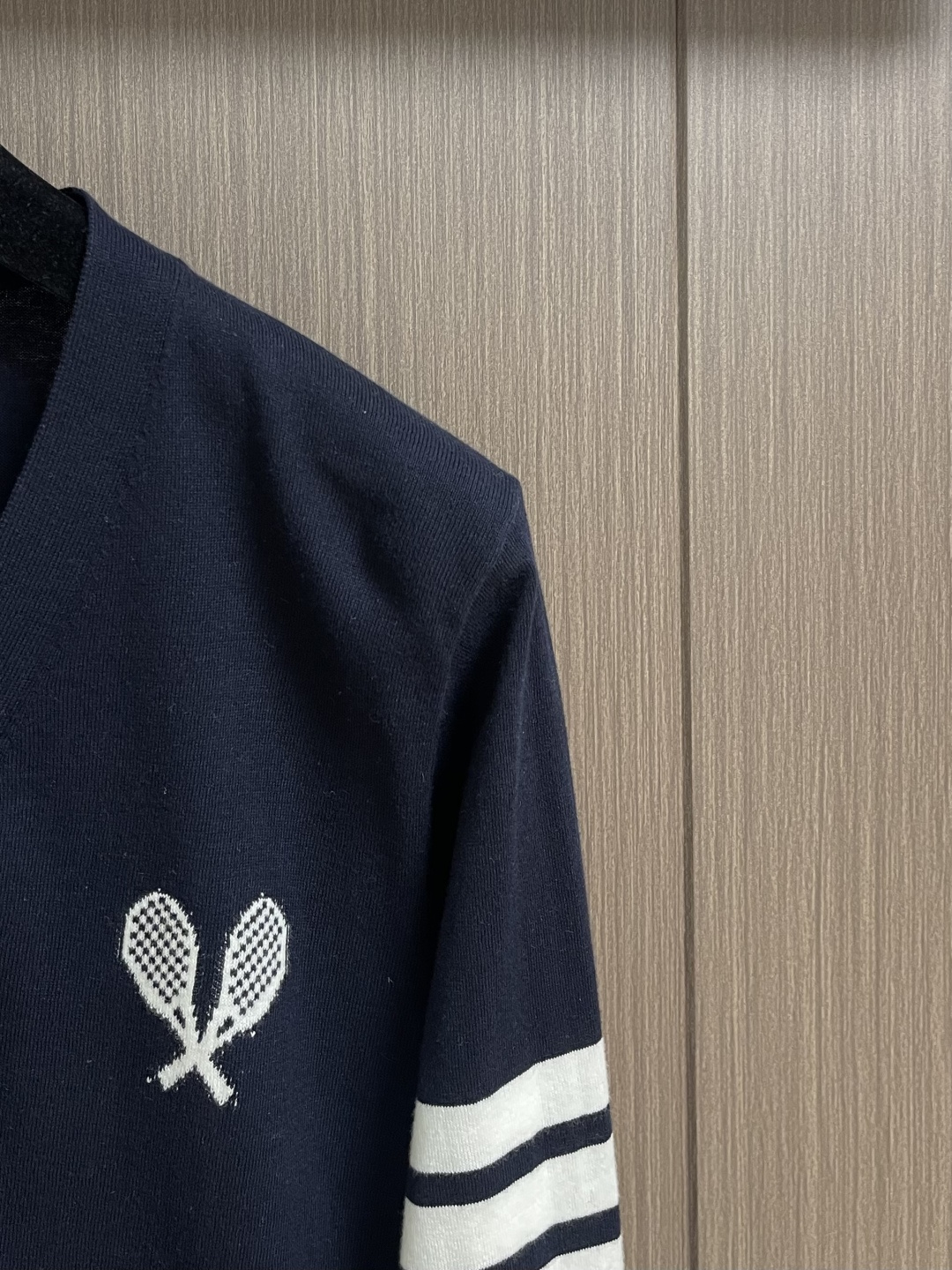 THOM BROWNE TB 网球拍嵌花条纹羊毛V领开衫针织毛衣，本品采用超细美利奴羊毛混纺纱线，以平针