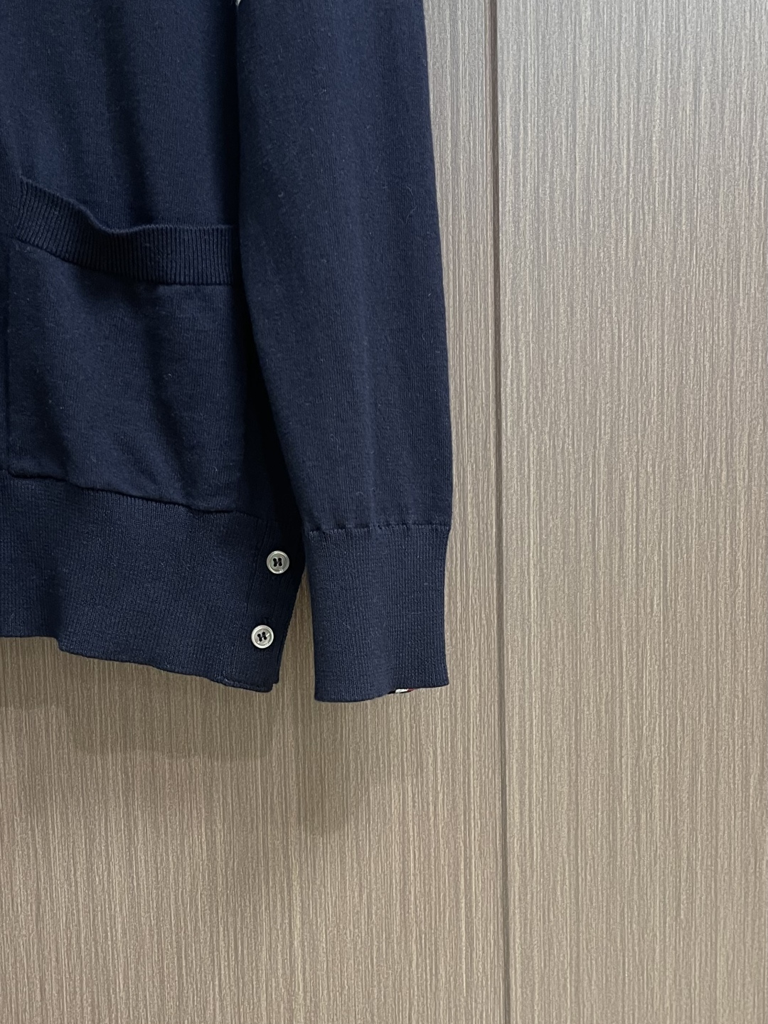 THOM BROWNE TB 网球拍嵌花条纹羊毛V领开衫针织毛衣，本品采用超细美利奴羊毛混纺纱线，以平针