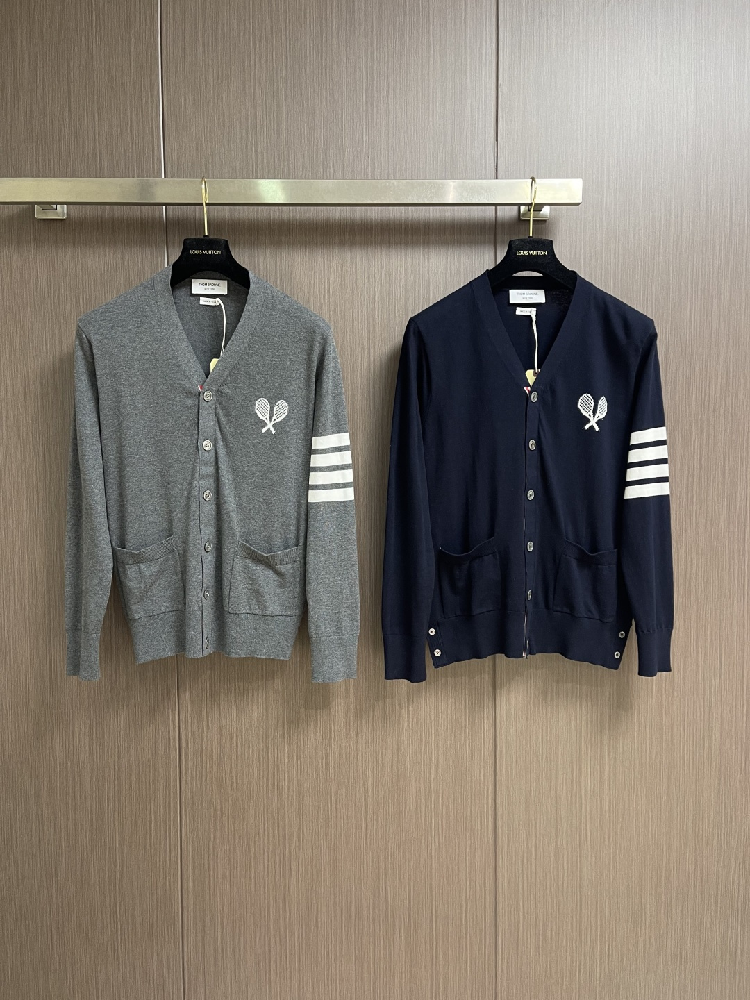 THOM BROWNE TB 网球拍嵌花条纹羊毛V领开衫针织毛衣，本品采用超细美利奴羊毛混纺纱线，以平针