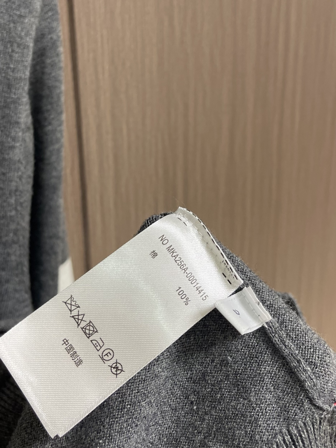THOM BROWNE TB 网球拍嵌花条纹羊毛V领开衫针织毛衣，本品采用超细美利奴羊毛混纺纱线，以平针