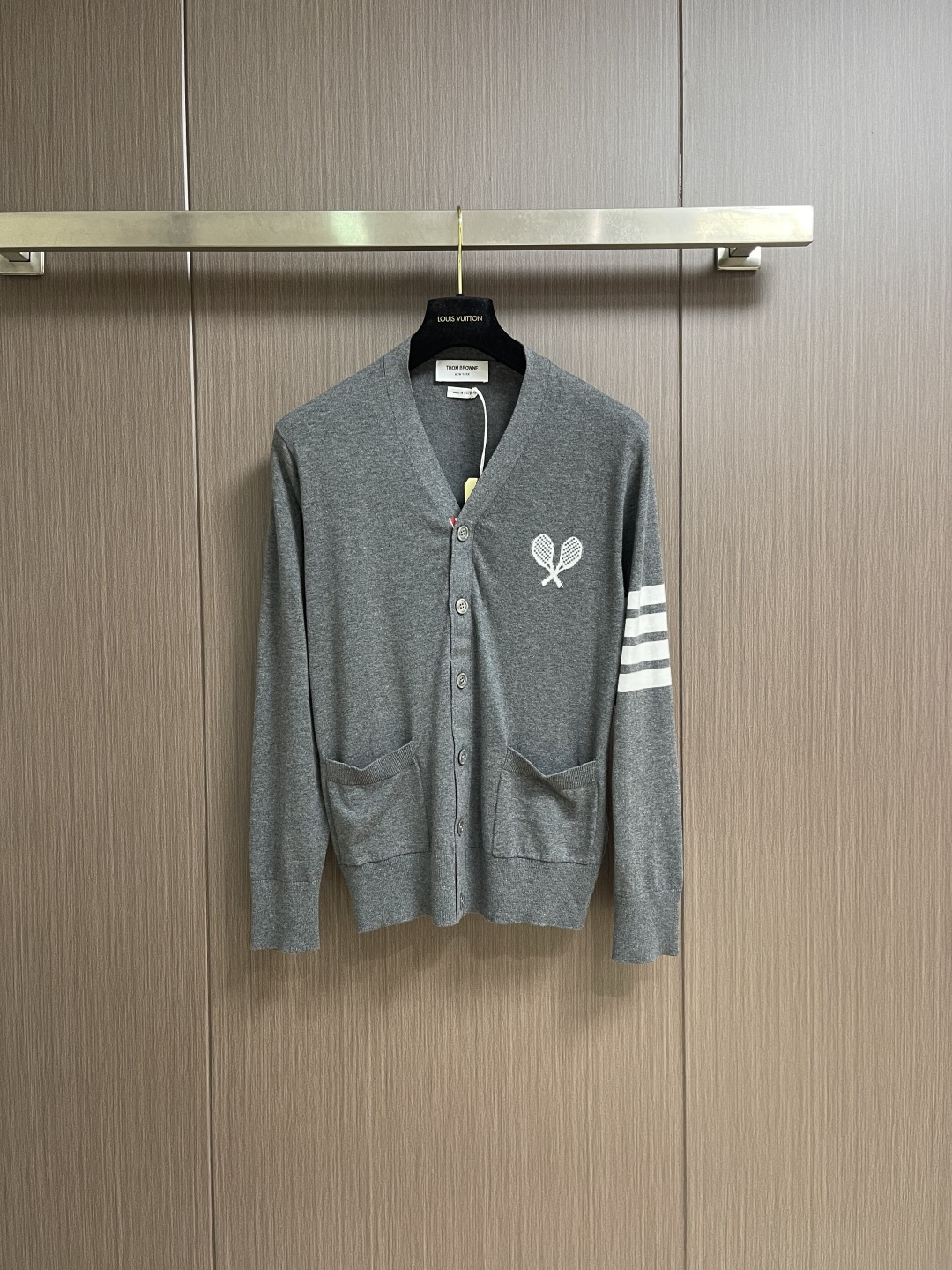 THOM BROWNE TB 网球拍嵌花条纹羊毛V领开衫针织毛衣，本品采用超细美利奴羊毛混纺纱线，以平针