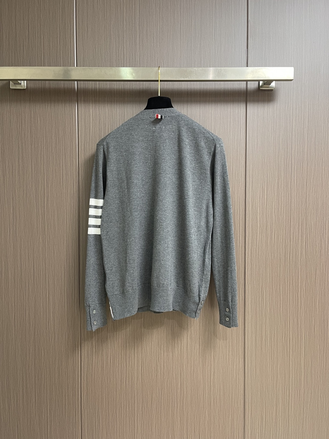 THOM BROWNE TB 网球拍嵌花条纹羊毛V领开衫针织毛衣，本品采用超细美利奴羊毛混纺纱线，以平针