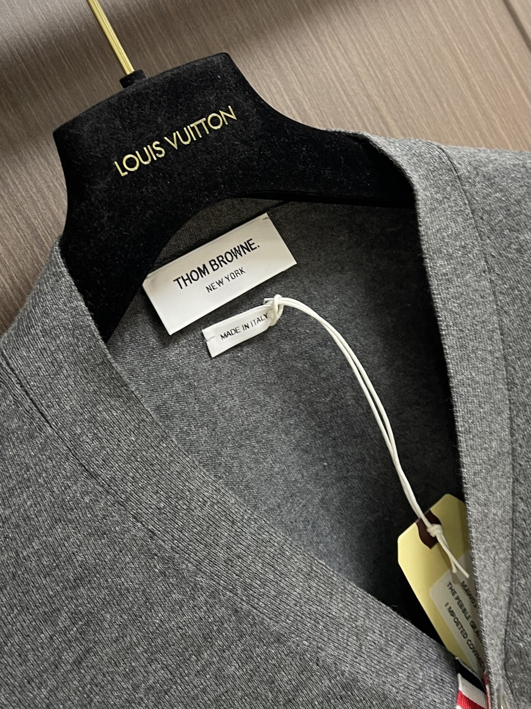 THOM BROWNE TB 网球拍嵌花条纹羊毛V领开衫针织毛衣，本品采用超细美利奴羊毛混纺纱线，以平针