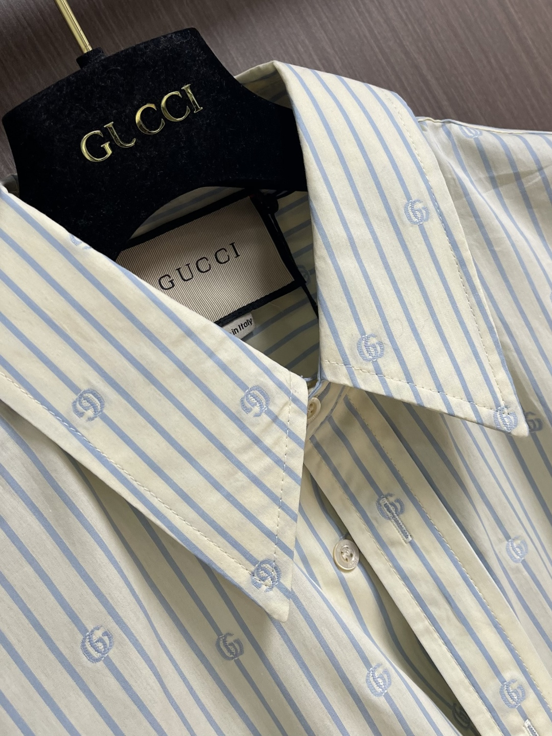 GUCCI 条纹满印标识翻领长袖衬衫，采用进口高支精梳棉面料，经过预缩水处理与柔软定型工艺，质地细腻亲肤