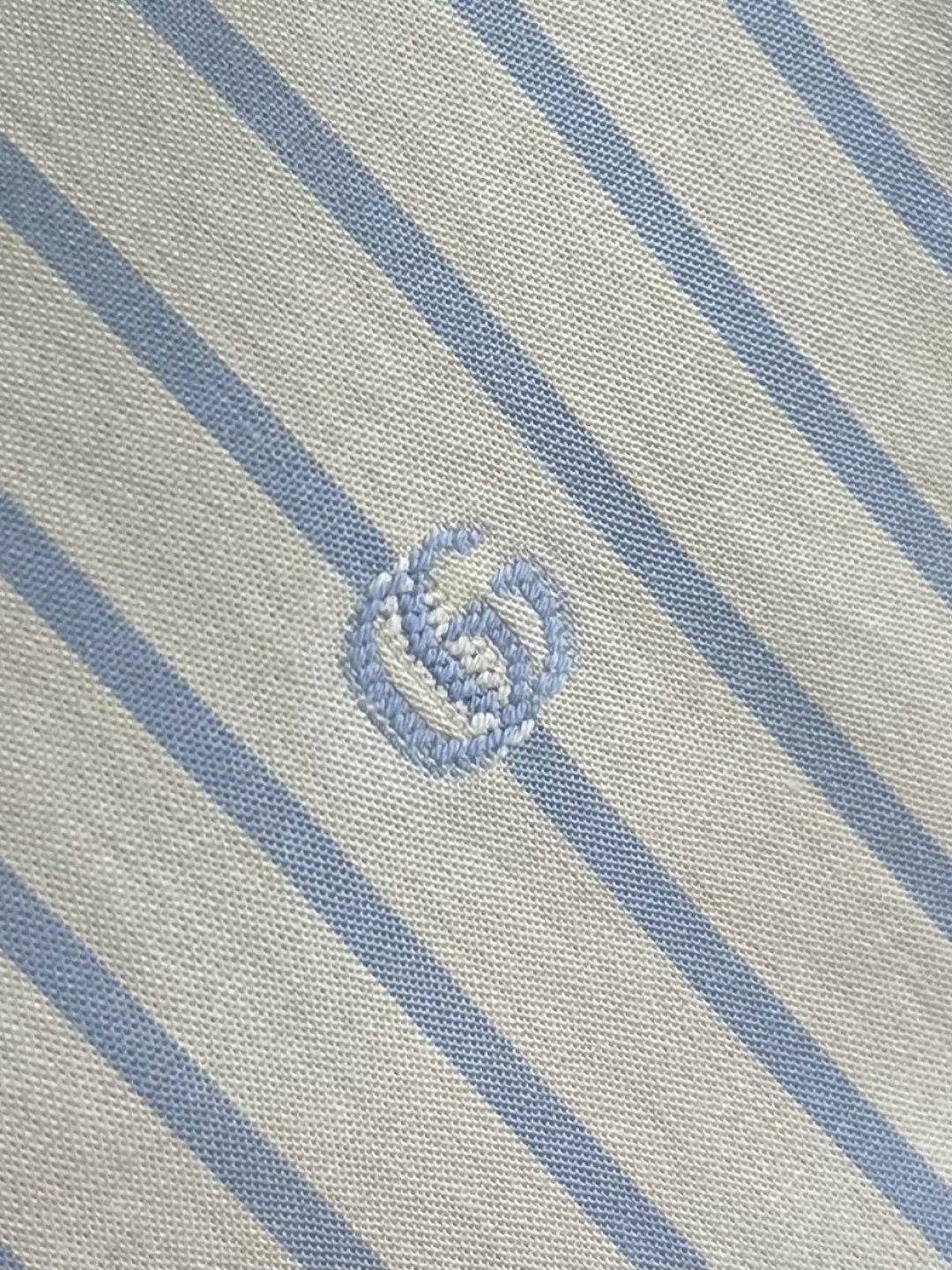 GUCCI 条纹满印标识翻领长袖衬衫，采用进口高支精梳棉面料，经过预缩水处理与柔软定型工艺，质地细腻亲肤