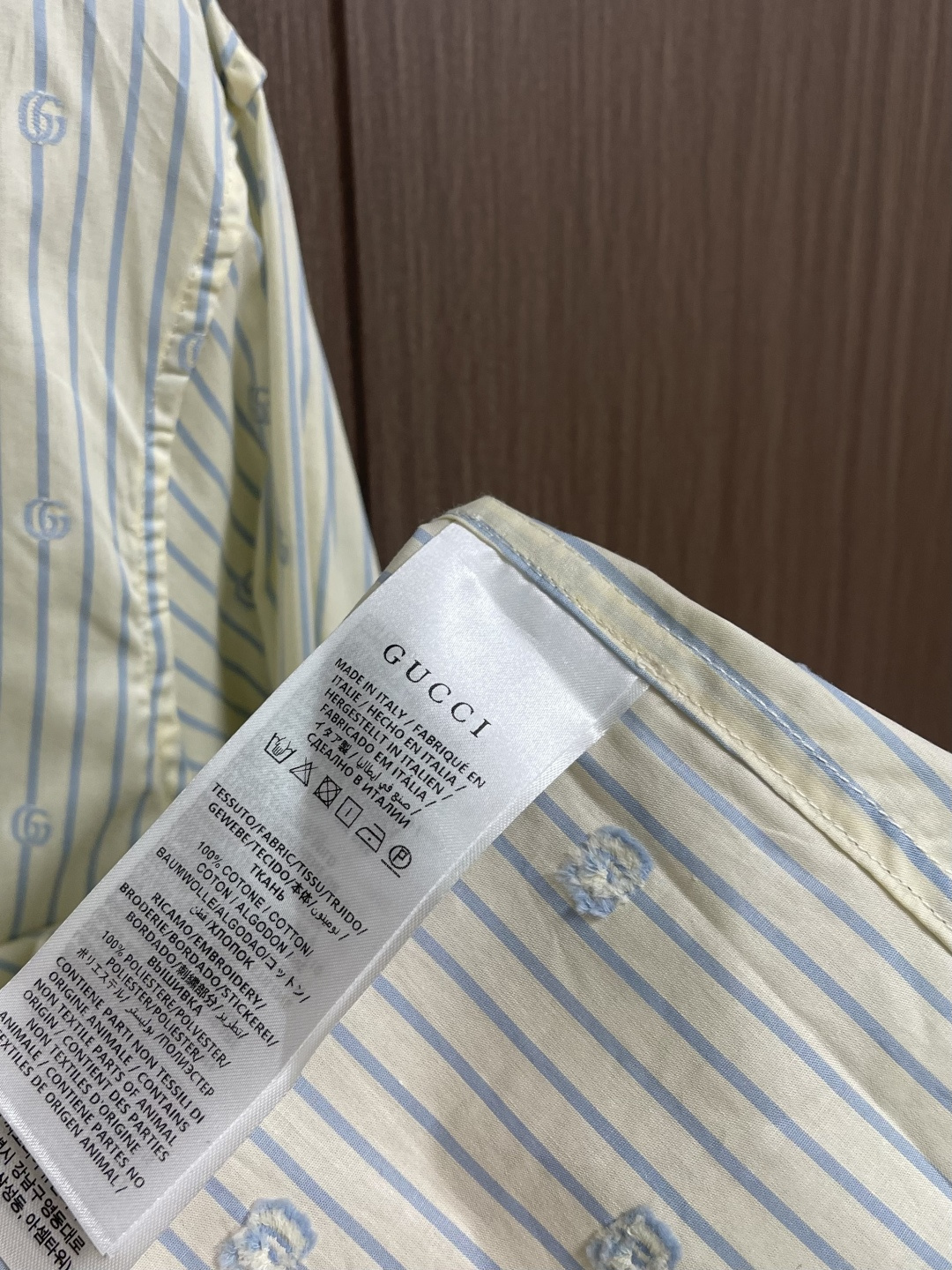 GUCCI 条纹满印标识翻领长袖衬衫，采用进口高支精梳棉面料，经过预缩水处理与柔软定型工艺，质地细腻亲肤