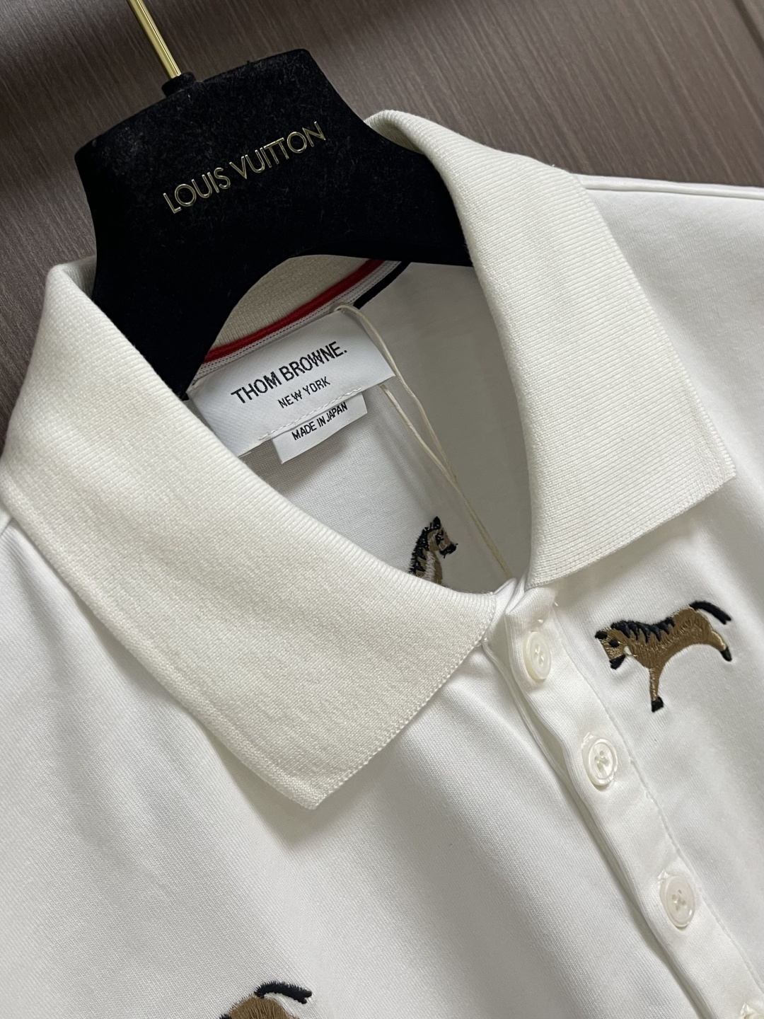 Thom Browne TB 满身小马重工刺绣翻领Polo衫 马年限定珠地纯棉色织，效果立体有型， 小马