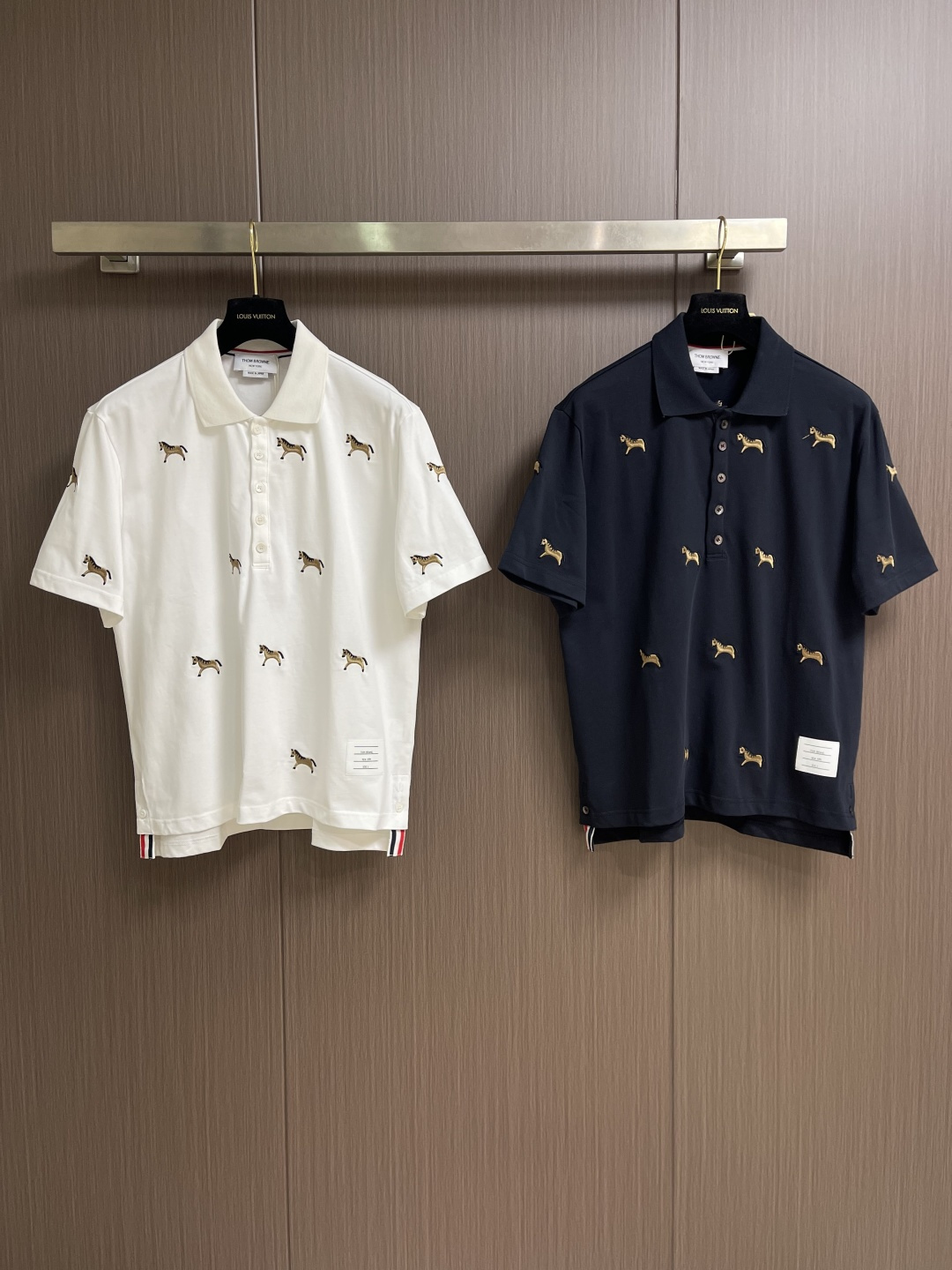 Thom Browne TB 满身小马重工刺绣翻领Polo衫 马年限定珠地纯棉色织，效果立体有型， 小马