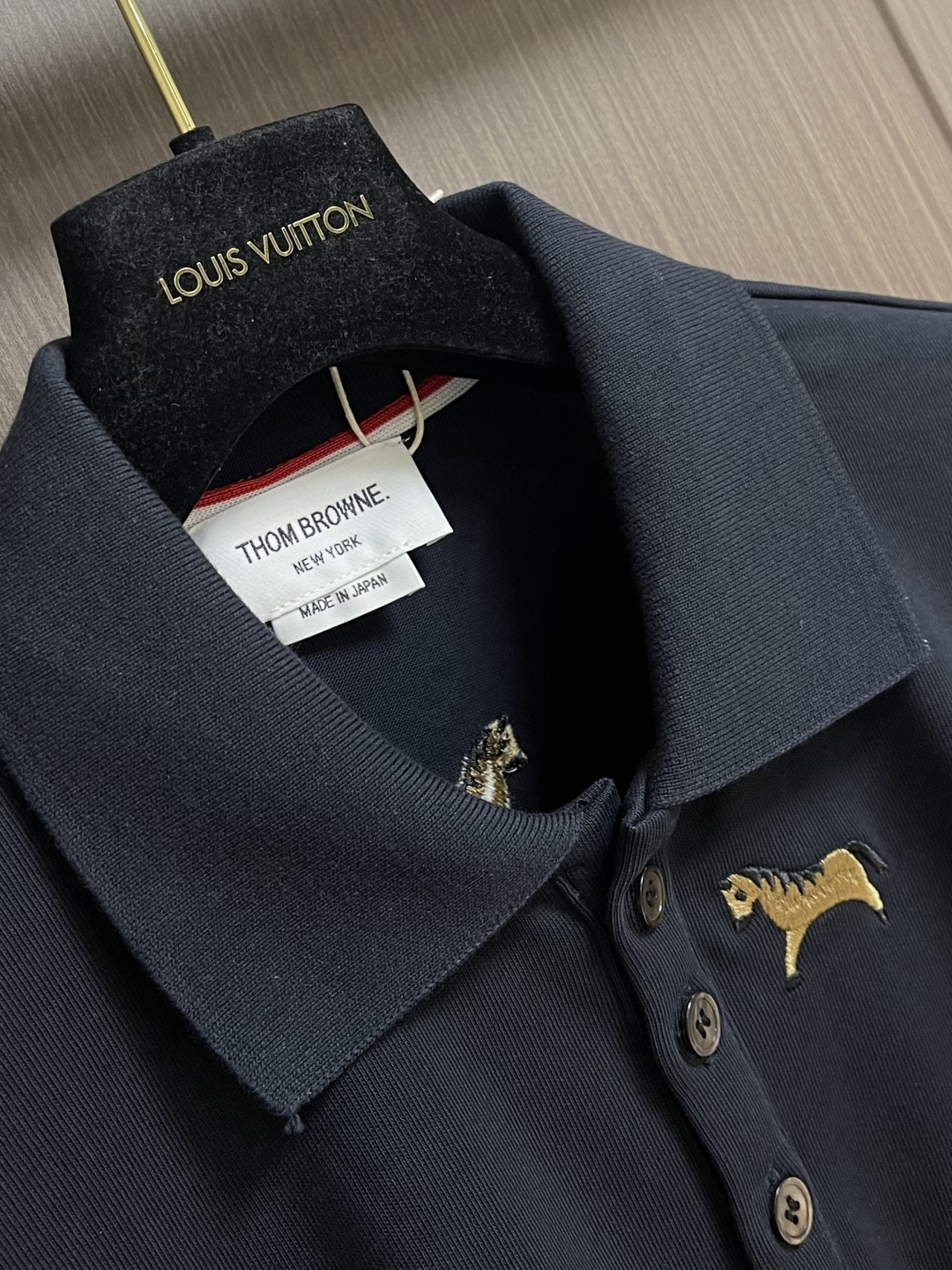Thom Browne TB 满身小马重工刺绣翻领Polo衫 马年限定珠地纯棉色织，效果立体有型， 小马