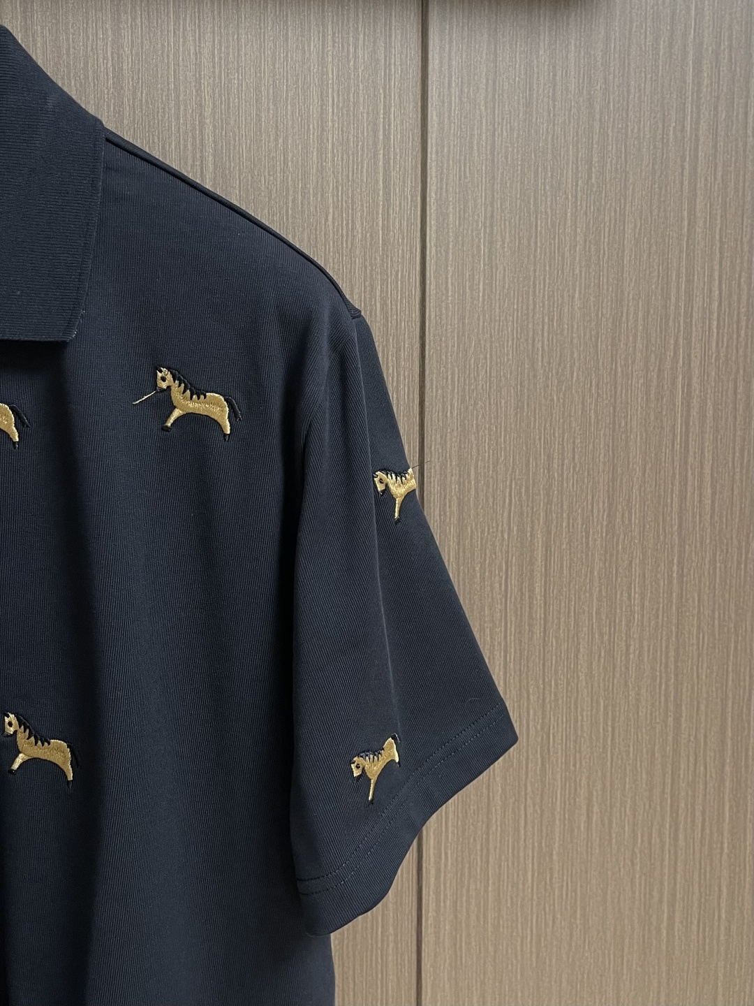 Thom Browne TB 满身小马重工刺绣翻领Polo衫 马年限定珠地纯棉色织，效果立体有型， 小马