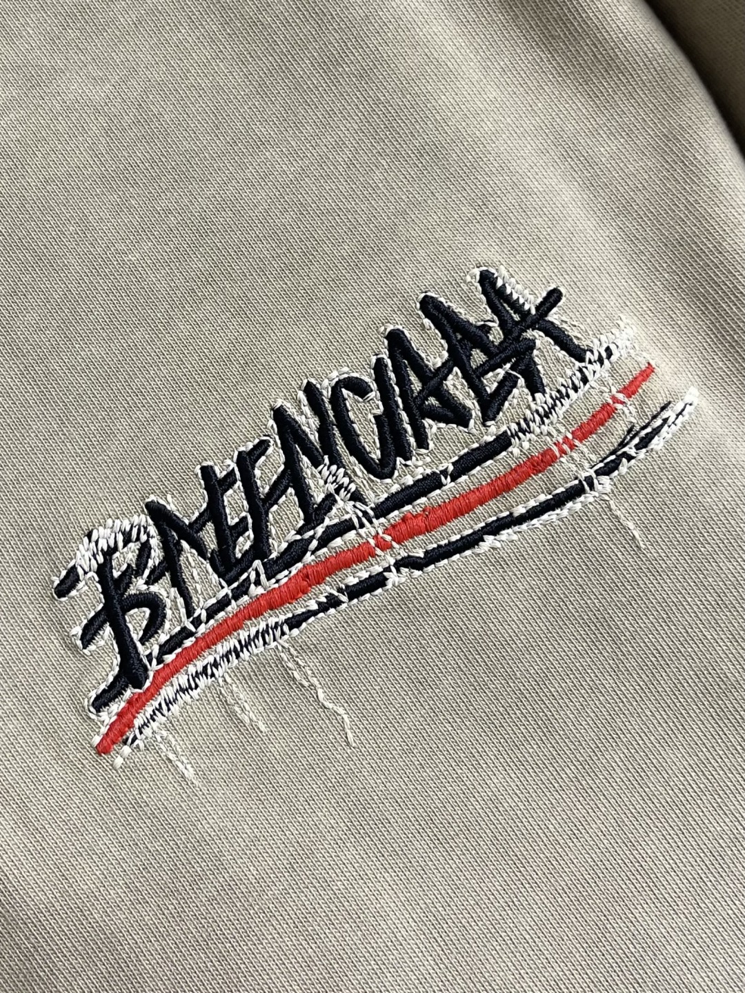 整套 BALENCIAGA 2026SS春夏新款男女同款短袖T恤短裤套装！字母 logo 刺绣工艺设计。