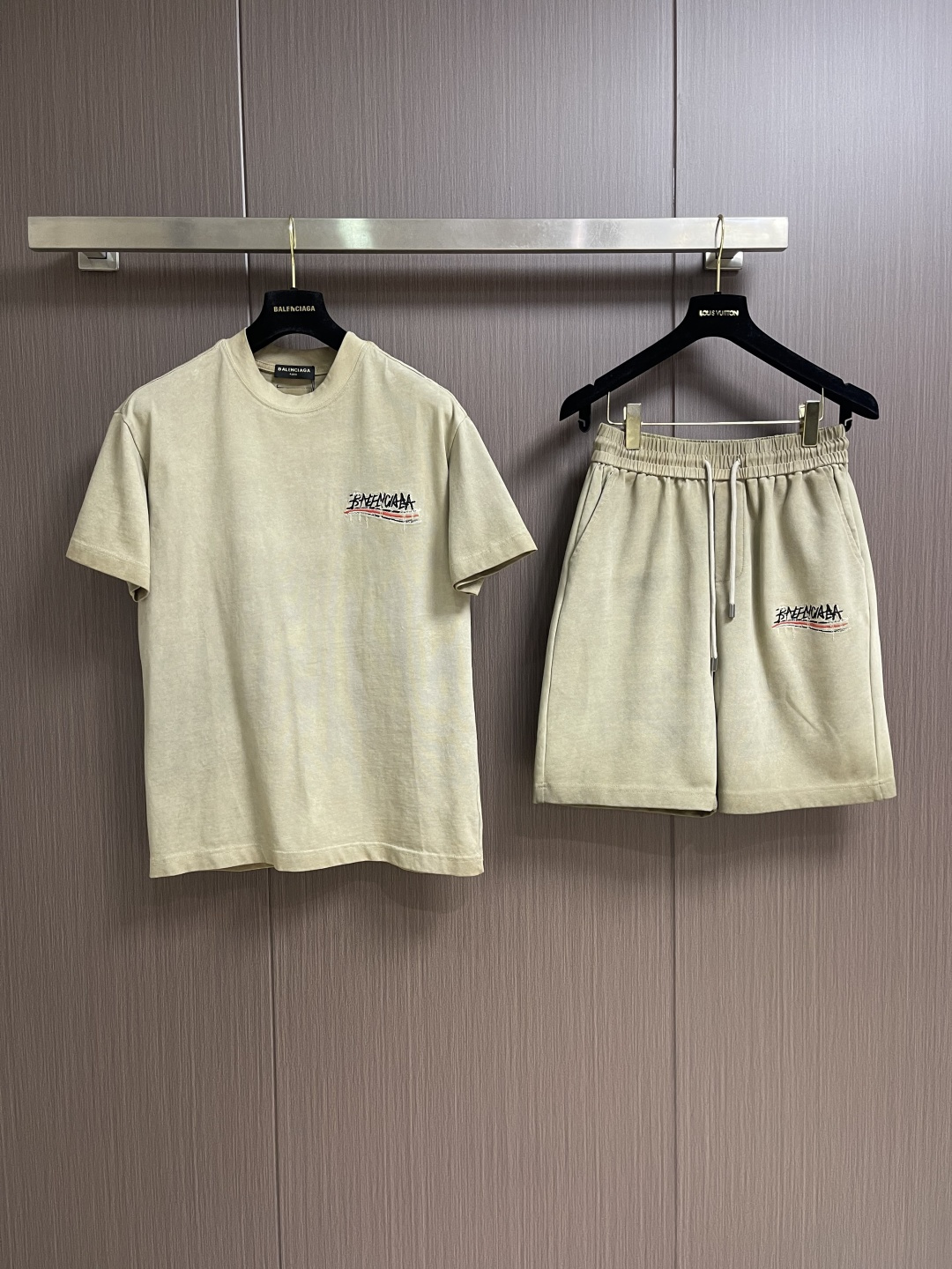 整套 BALENCIAGA 2026SS春夏新款男女同款短袖T恤短裤套装！字母 logo 刺绣工艺设计。