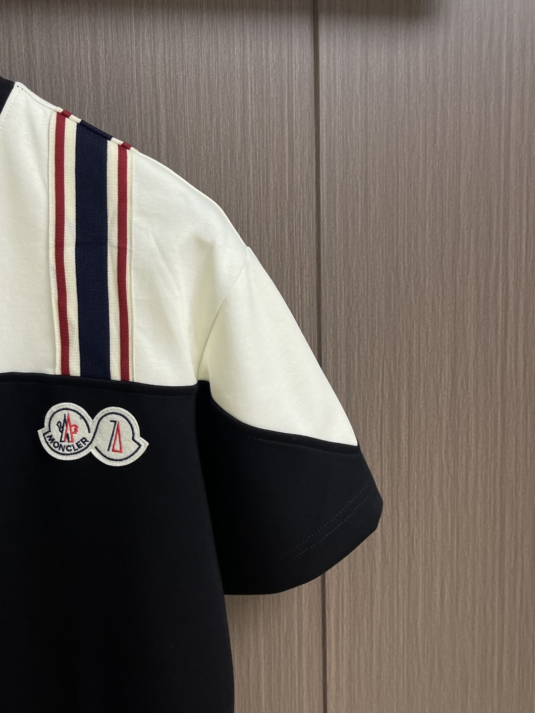 整套 Moncler 2026SS春夏新款男士短袖T恤短裤套装，定制进口客供面料，大师级剪裁！手感柔软细