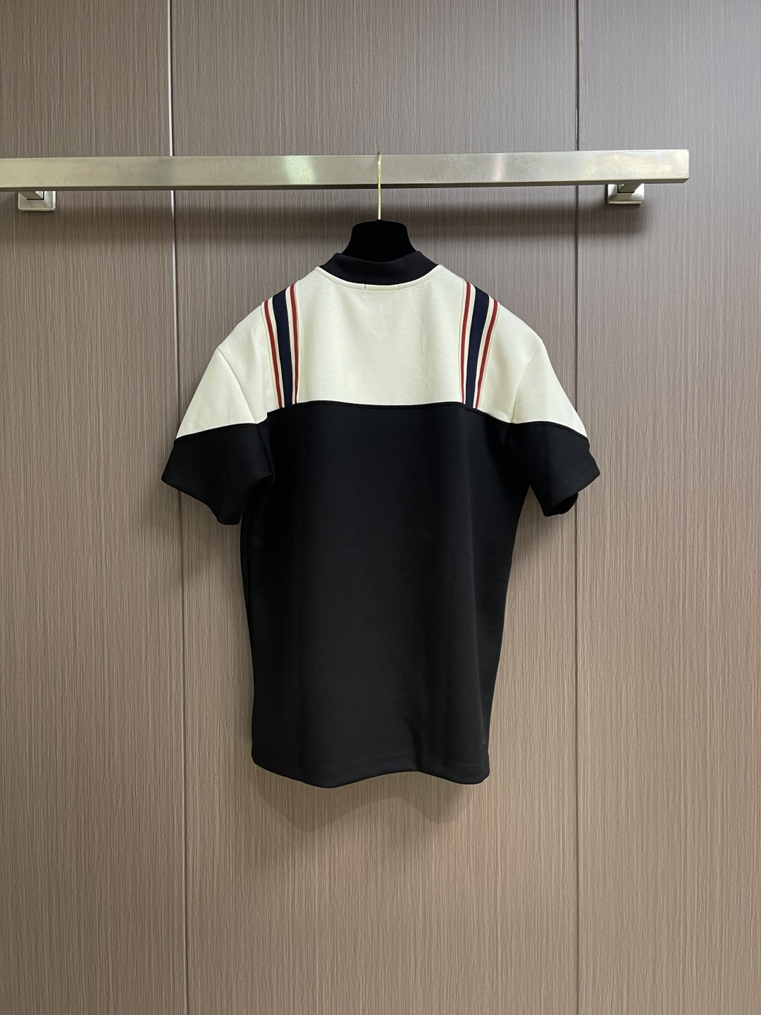 整套 Moncler 2026SS春夏新款男士短袖T恤短裤套装，定制进口客供面料，大师级剪裁！手感柔软细
