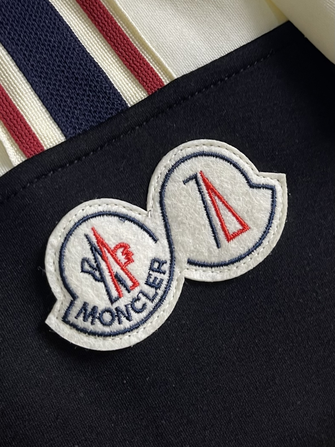 整套 Moncler 2026SS春夏新款男士短袖T恤短裤套装，定制进口客供面料，大师级剪裁！手感柔软细