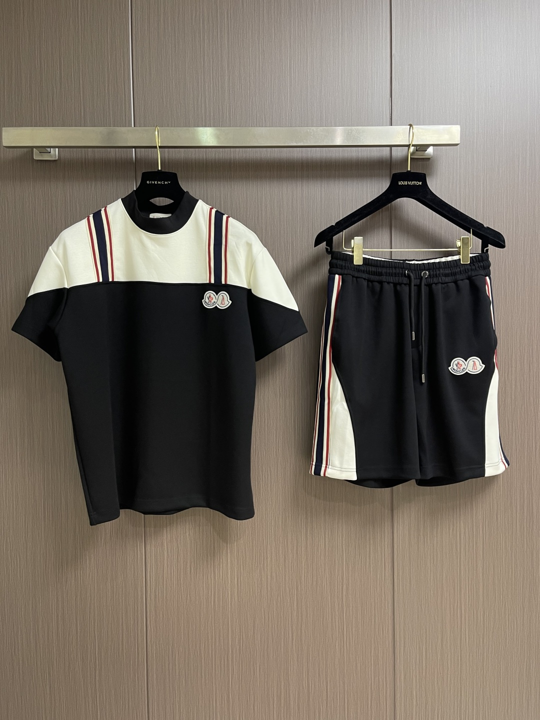 整套 Moncler 2026SS春夏新款男士短袖T恤短裤套装，定制进口客供面料，大师级剪裁！手感柔软细