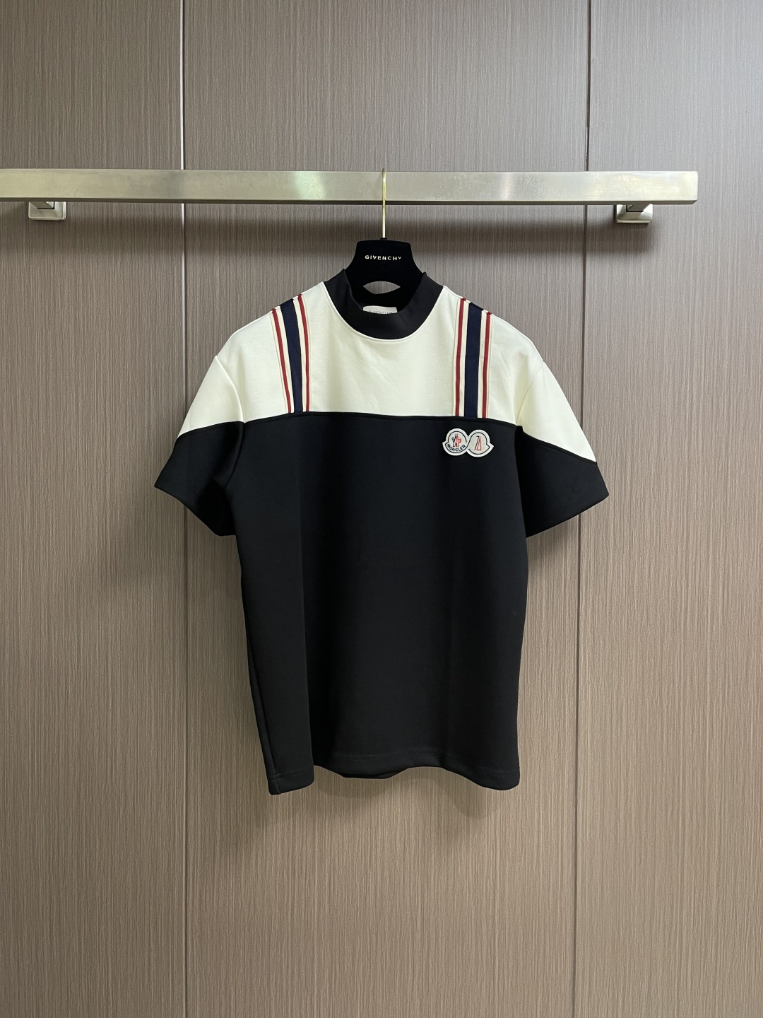 整套 Moncler 2026SS春夏新款男士短袖T恤短裤套装，定制进口客供面料，大师级剪裁！手感柔软细