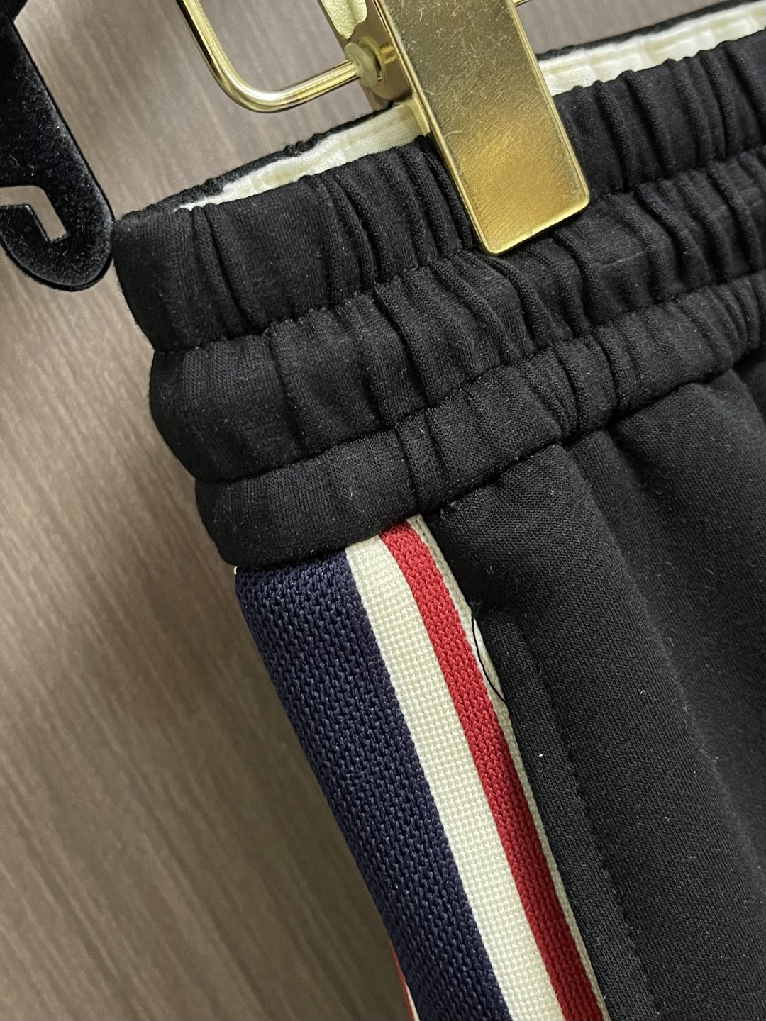 整套 Moncler 2026SS春夏新款男士短袖T恤短裤套装，定制进口客供面料，大师级剪裁！手感柔软细